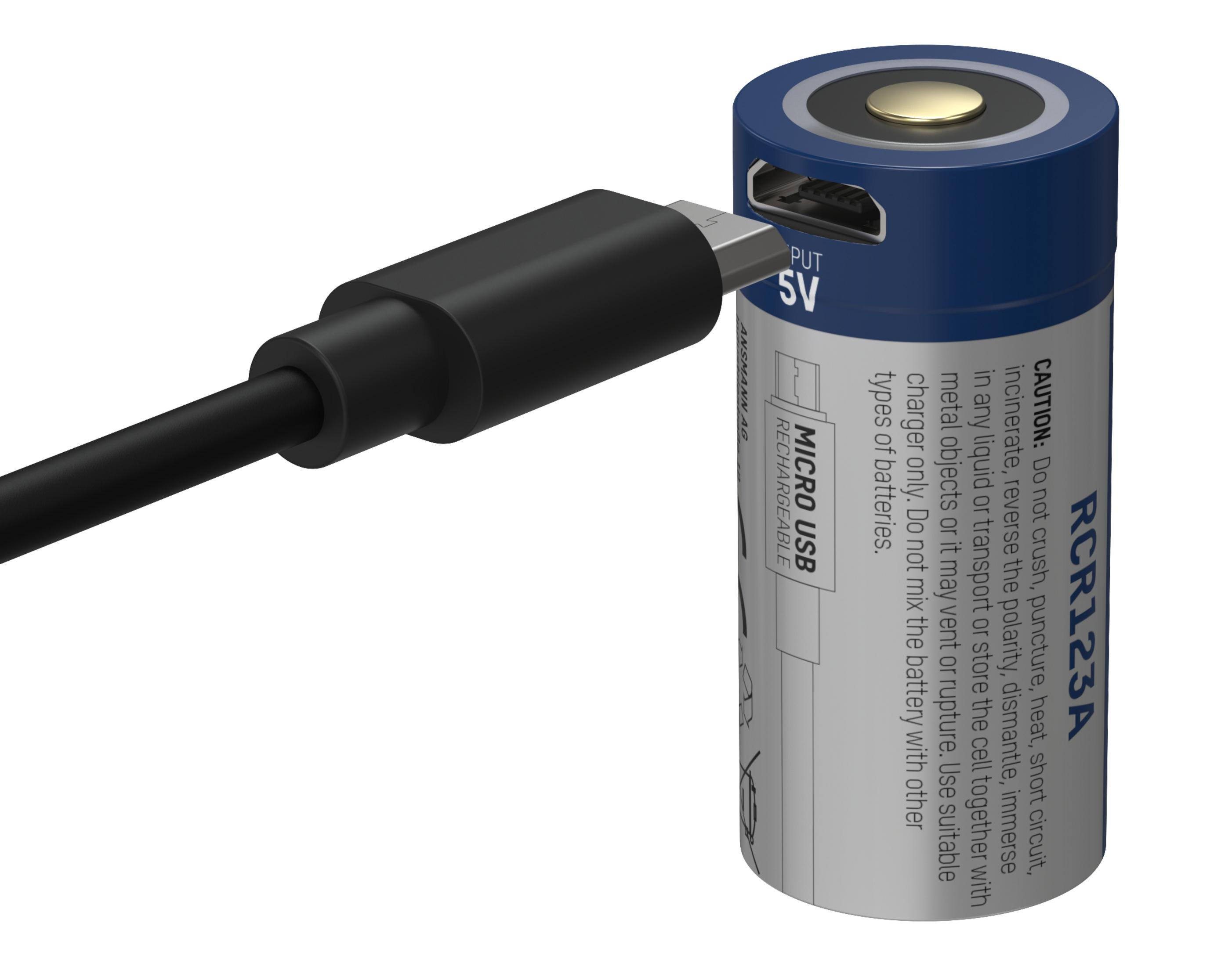 Oplaadbare batterij met USB-kabel aangesloten. De batterij is blauw en heeft tekst.
