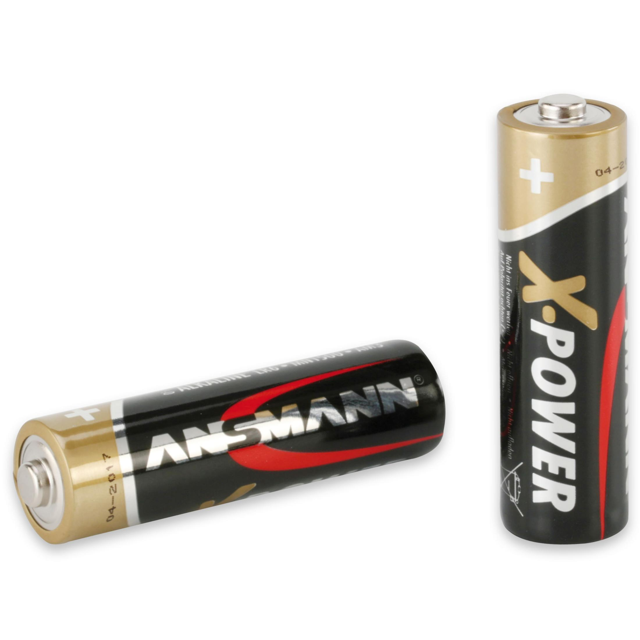Zwei AA-Batterien, eine liegend, die andere stehend, mit schwarz-goldener Verpackung.