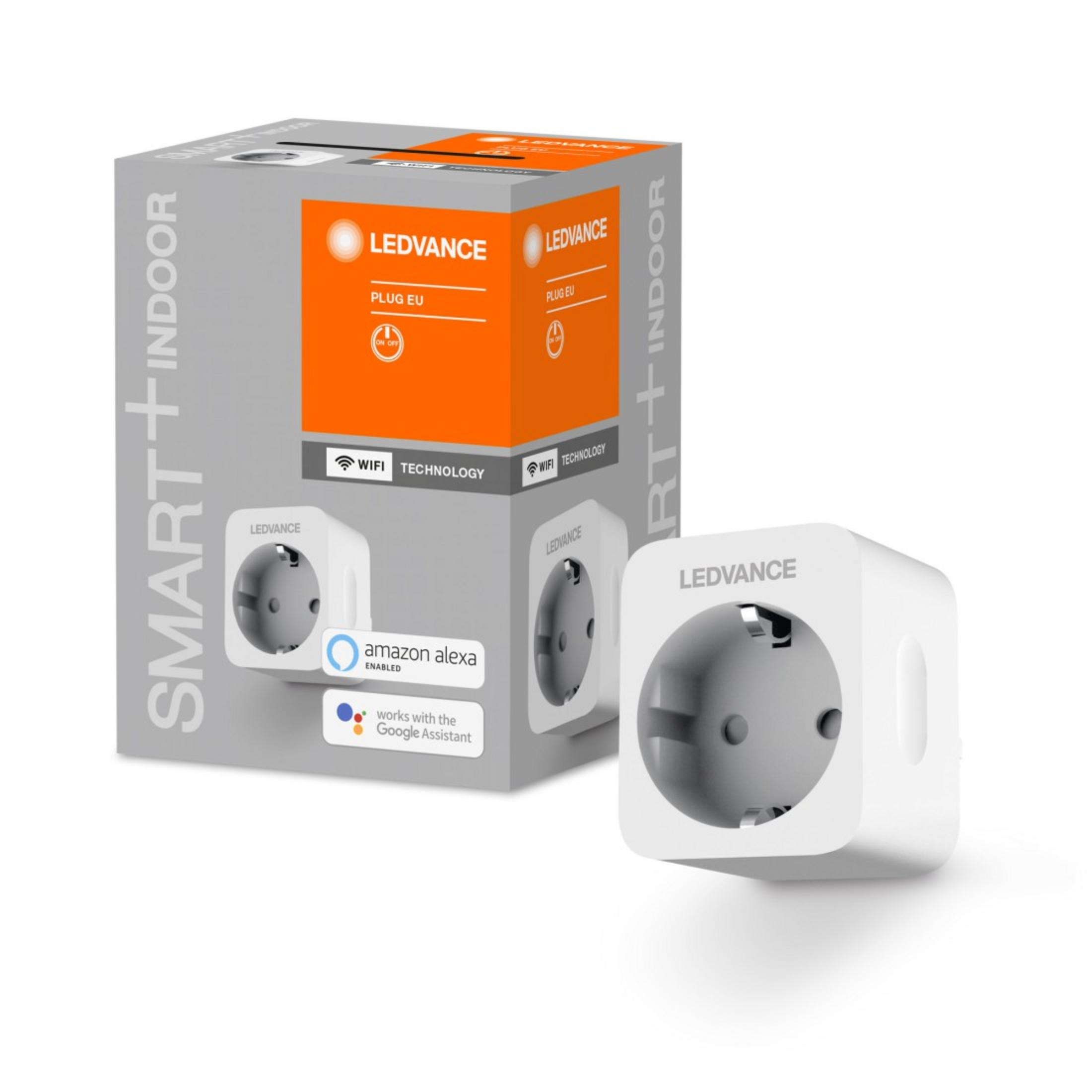 Weißer Smart Plug und seine Verpackung. Orangefarbene Box mit dem Stecker, weiße Oberfläche.