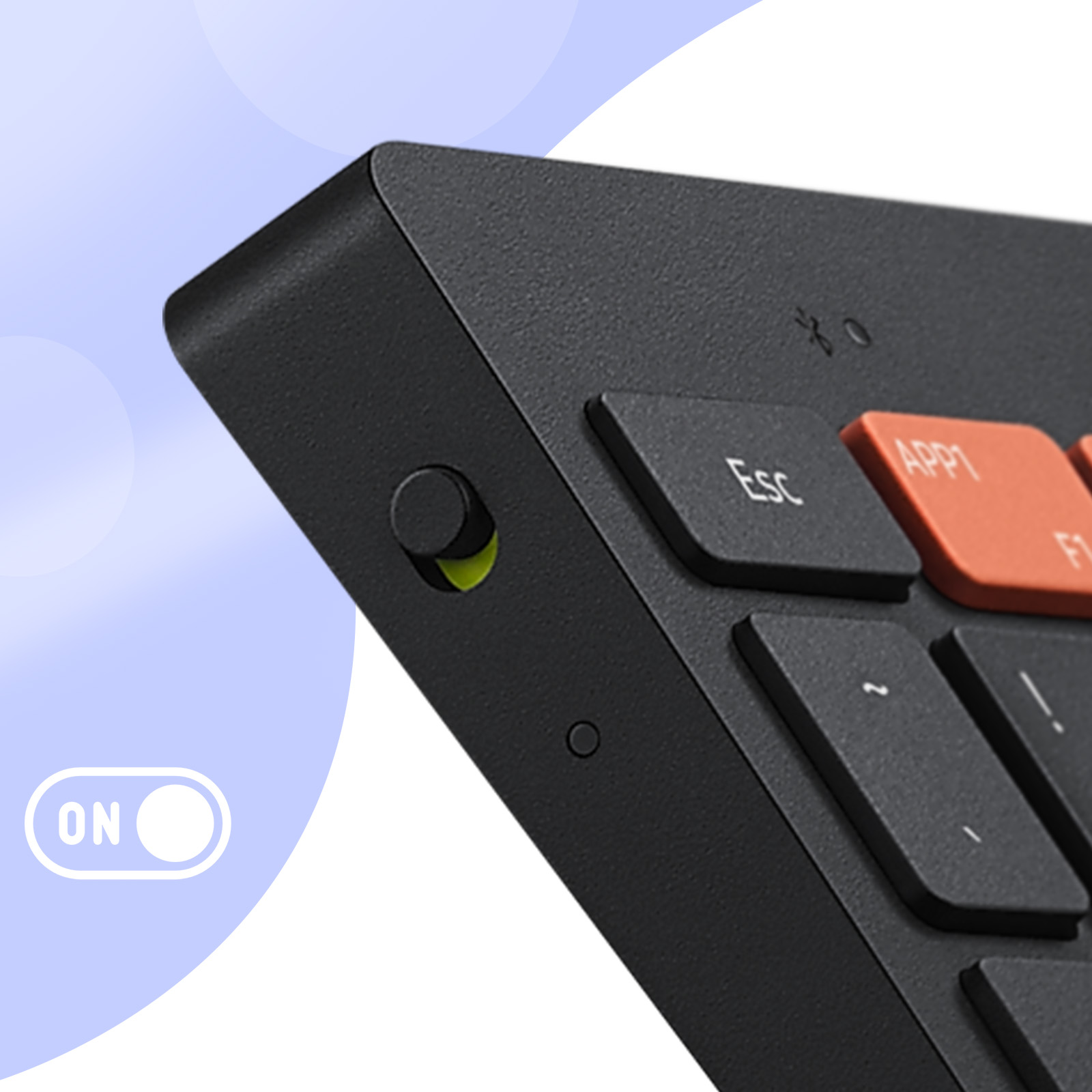 Nahaufnahme einer schwarzen Tastatur mit Ein/Aus-Taste und orangefarbenen Funktionstasten.