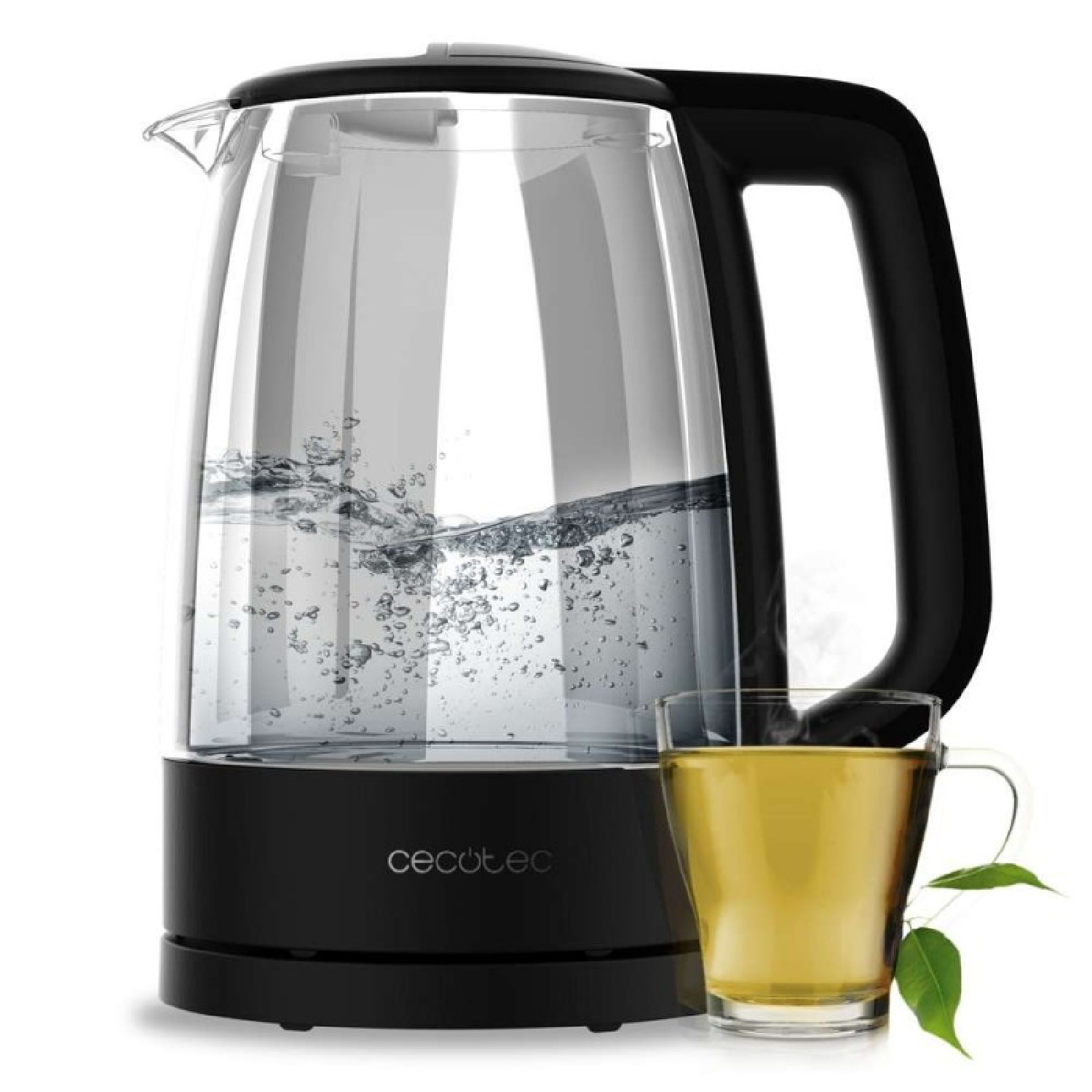 Una tetera eléctrica de cristal transparente con agua hirviendo y una taza de té al lado.