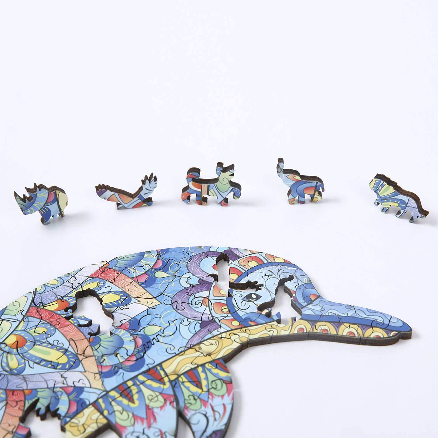 Un puzzle a forma di uccello, con pezzi di puzzle a forma di animali sparsi intorno.