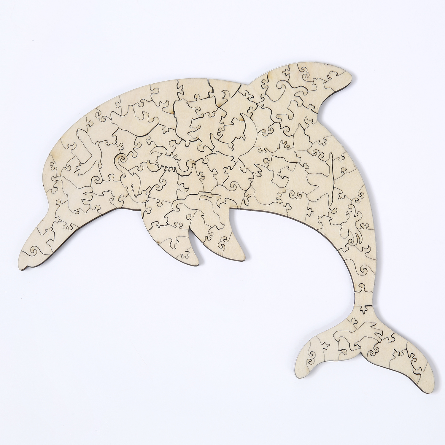 Un puzzle di delfini in legno su uno sfondo bianco.