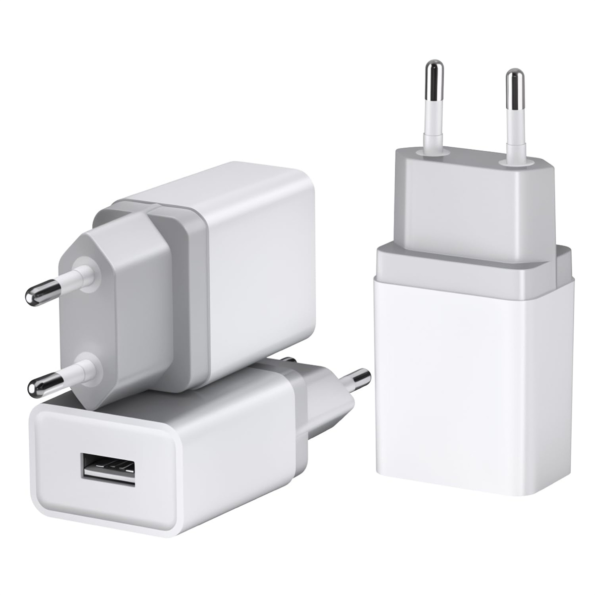 Drei weiße USB-Ladegeräte mit silbernen Stiften. Zwei sind gestapelt, eins steht.