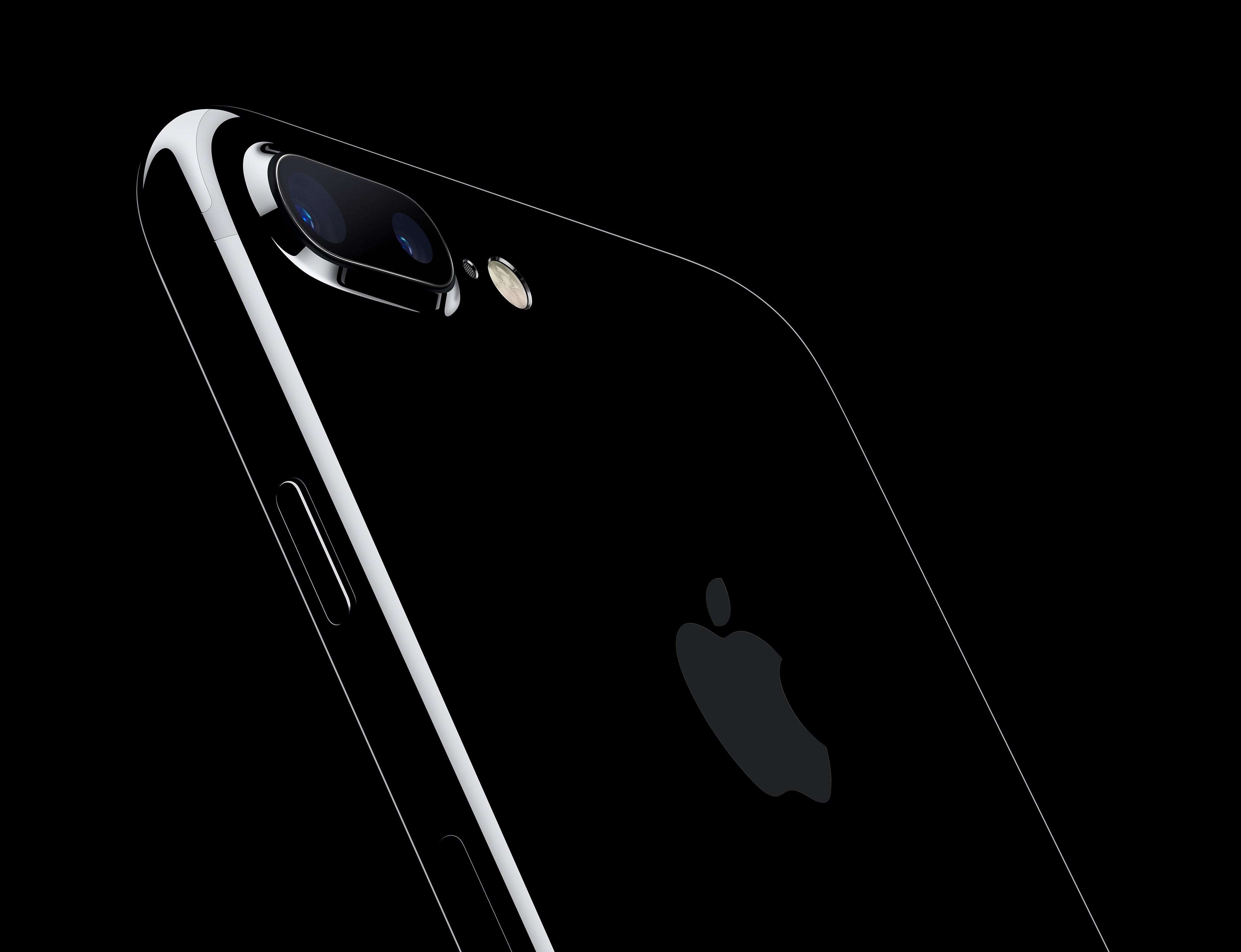 Primo piano di un iPhone nero con fotocamera, che mostra il logo Apple.