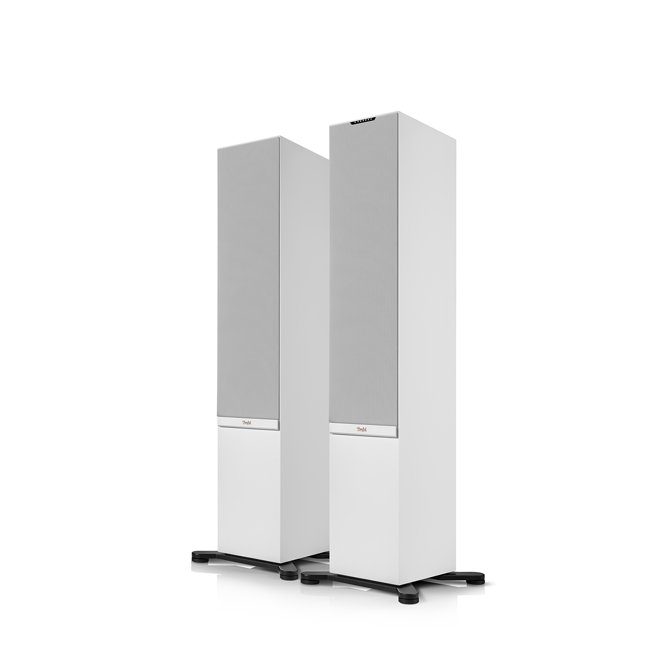 Twee hoge, witte Teufel-luidsprekers. Elk heeft een grijs luidsprekergaas en een zilveren metalen strip.