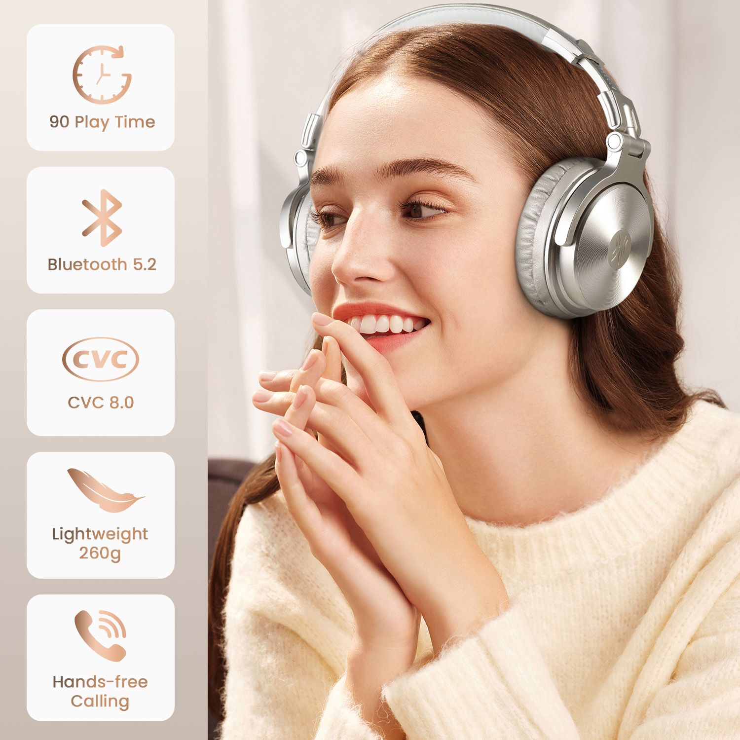 Vrouw met zilveren koptelefoon, glimlachend. Productkenmerken op de achtergrond: speeltijd, Bluetooth, etc.