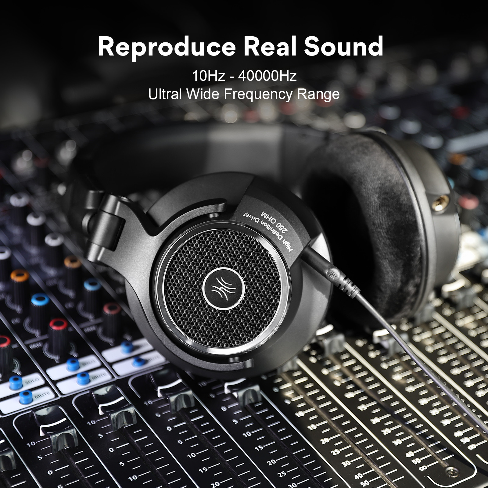 Zwarte koptelefoon op een mengpaneel, tekst: Reproduce Real Sound, 10Hz - 40000Hz.