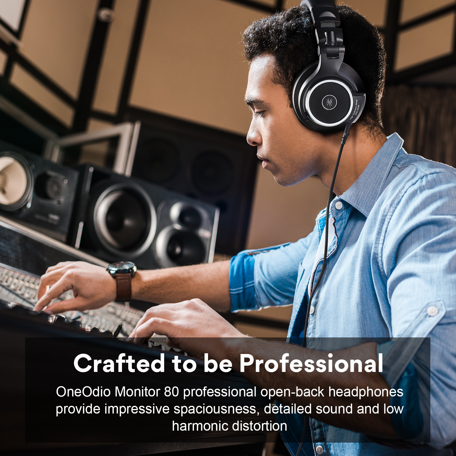 Man met koptelefoon, geconcentreerd op een mengpaneel in een studio. Tekst zegt 'Crafted to be Professional'.
