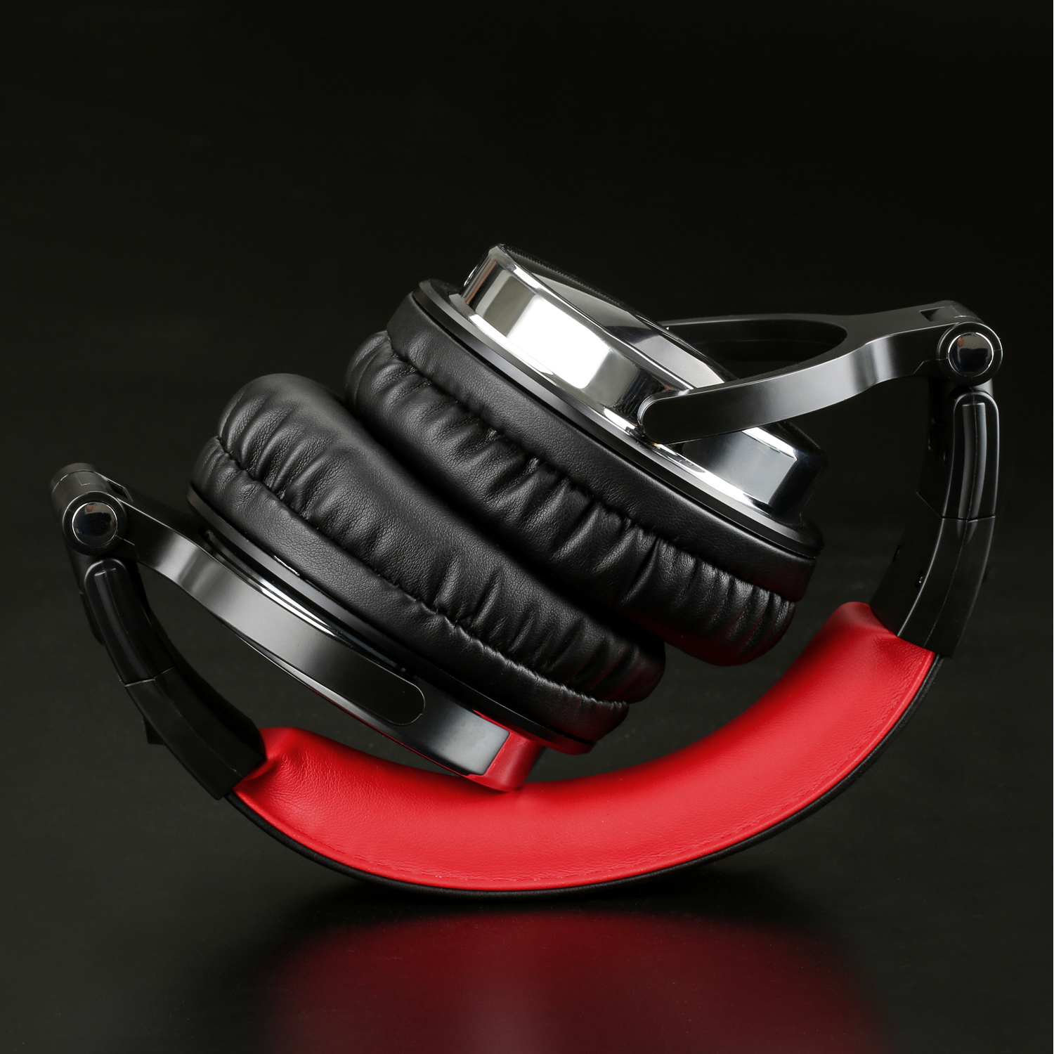 Cuffie nere e rosse piegate. Sfondo: Nero.