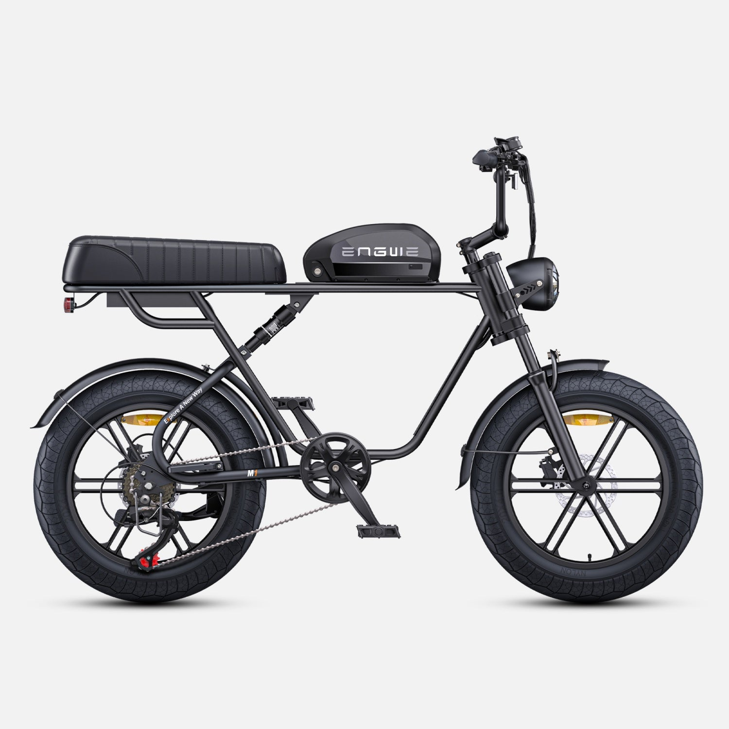 Bicicletta elettrica nera con telaio curvo, sella, batteria e pneumatici larghi. Lo sfondo è liscio.