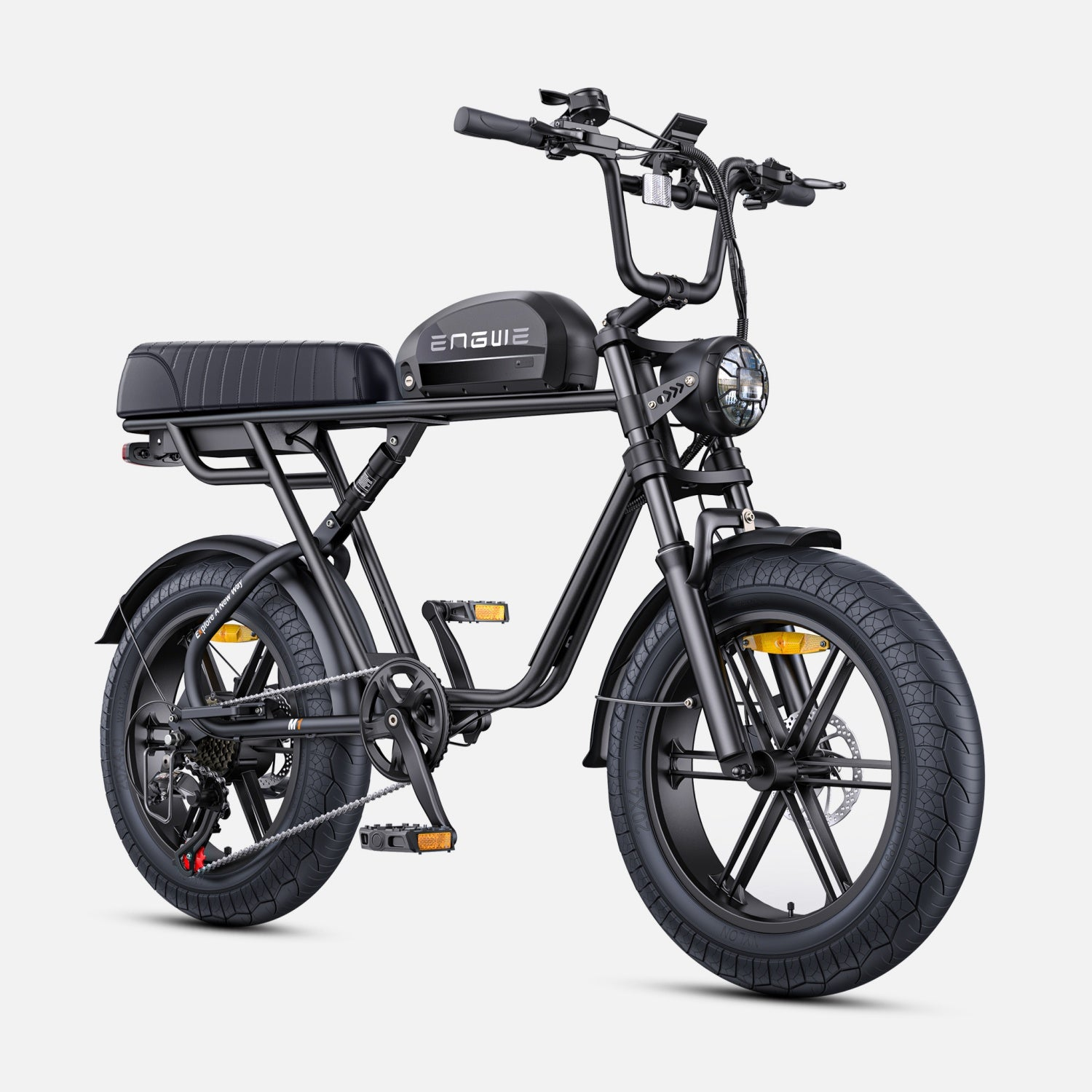 Bicicletta elettrica nera con sella e batteria nere, su sfondo bianco.
