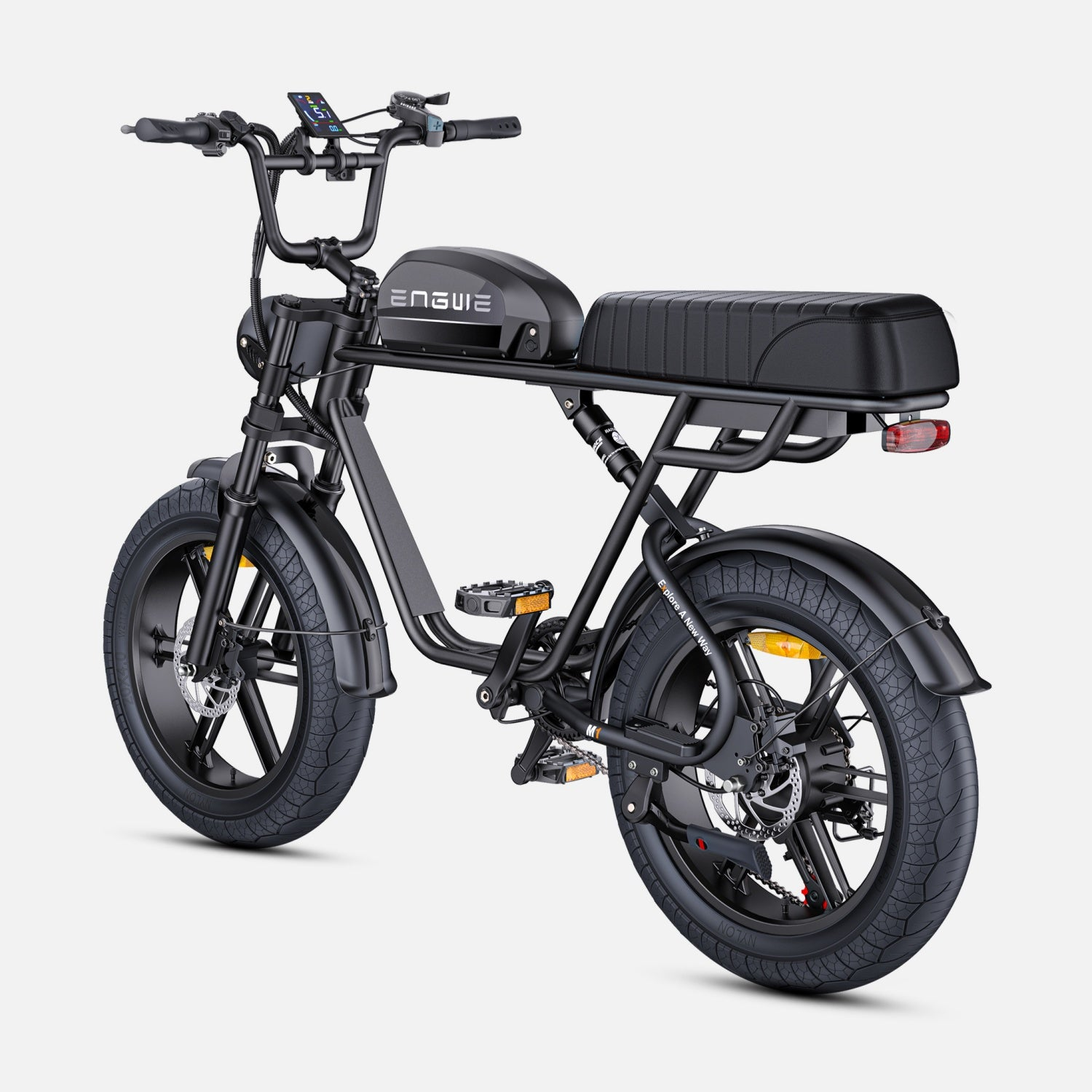 Una moto elettrica nera con il nome 'ENGUIE' sul serbatoio.