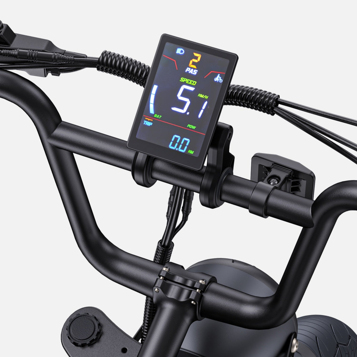 Primer plano de la pantalla de un scooter con información de velocidad, batería y viaje. El manillar es visible.