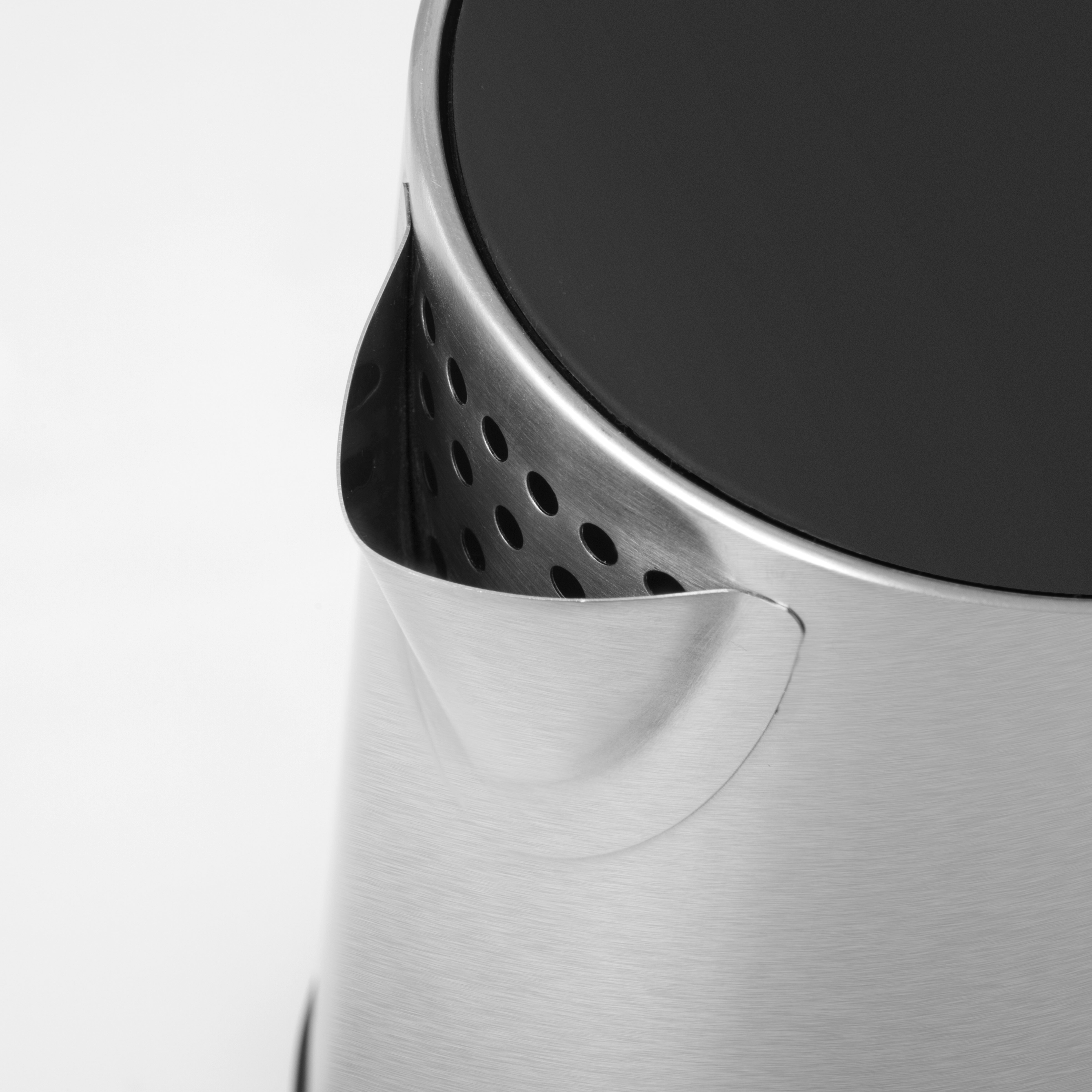 Zbliżenie czajnika ze stali nierdzewnej z czarną górą i wylewką.