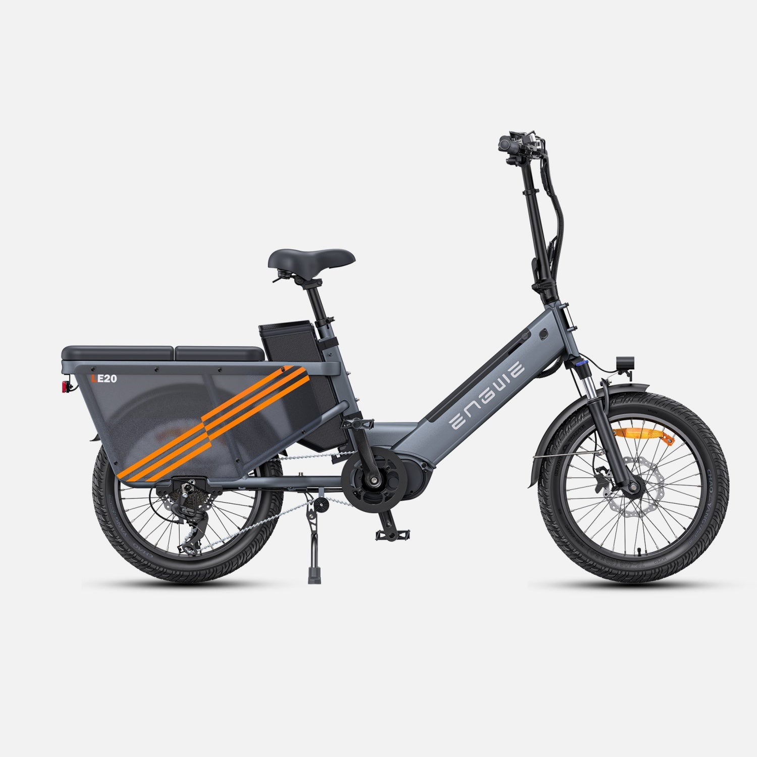 Una bici elettrica, grigia e arancione, su sfondo bianco. È una vista laterale.