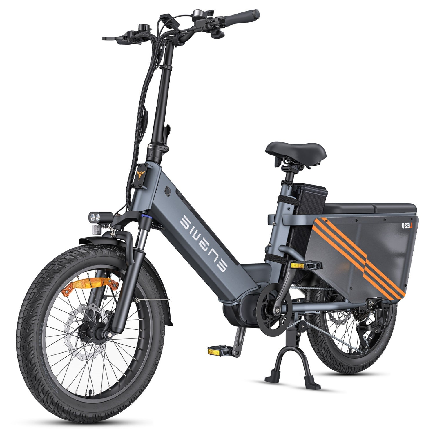 Bicicletta elettrica grigia con dettagli arancioni. Sfondo bianco.