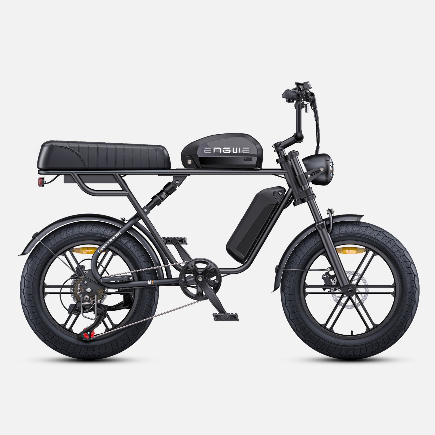 Bicicleta eléctrica negra sobre fondo blanco. Tiene neumáticos grandes y asiento.
