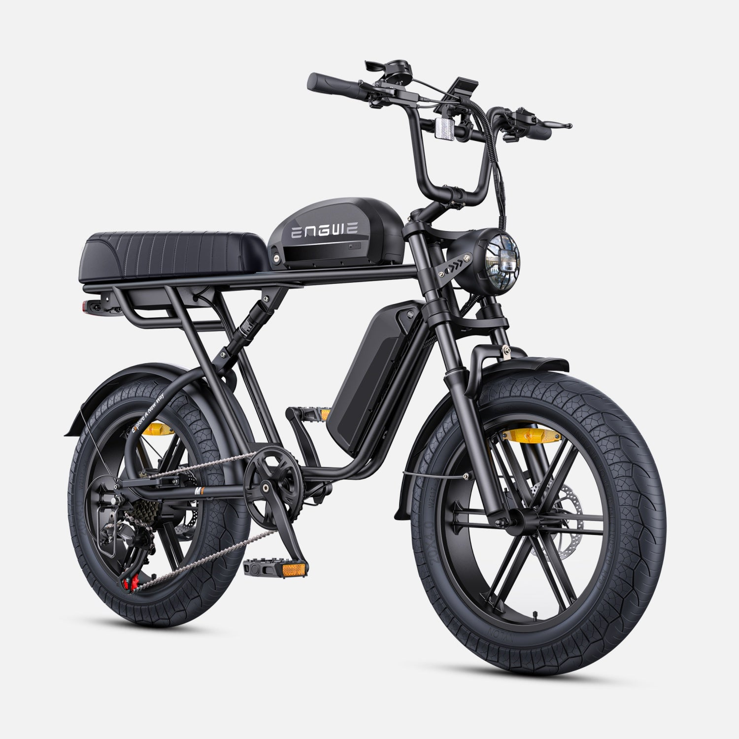 Una bicicleta eléctrica negra sobre fondo blanco, con un diseño moderno.