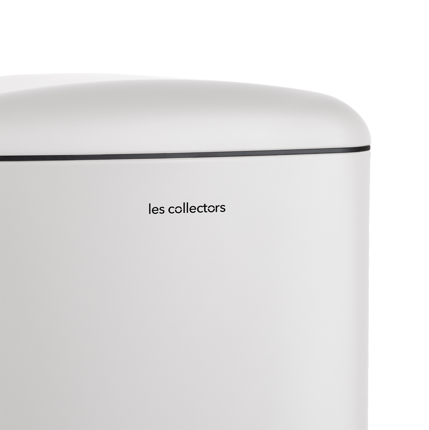 Nahaufnahme eines weißen Mülleimers mit dem Text 'les collectors'.