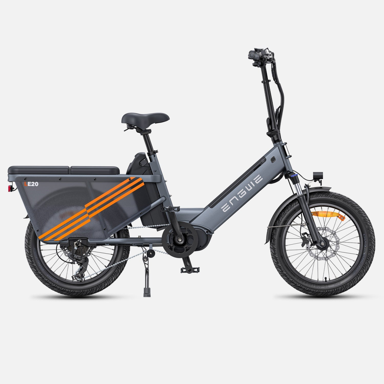Bicicletta elettrica grigia e nera con cassetta di carico, strisce arancioni e il marchio 'ENGWE'.