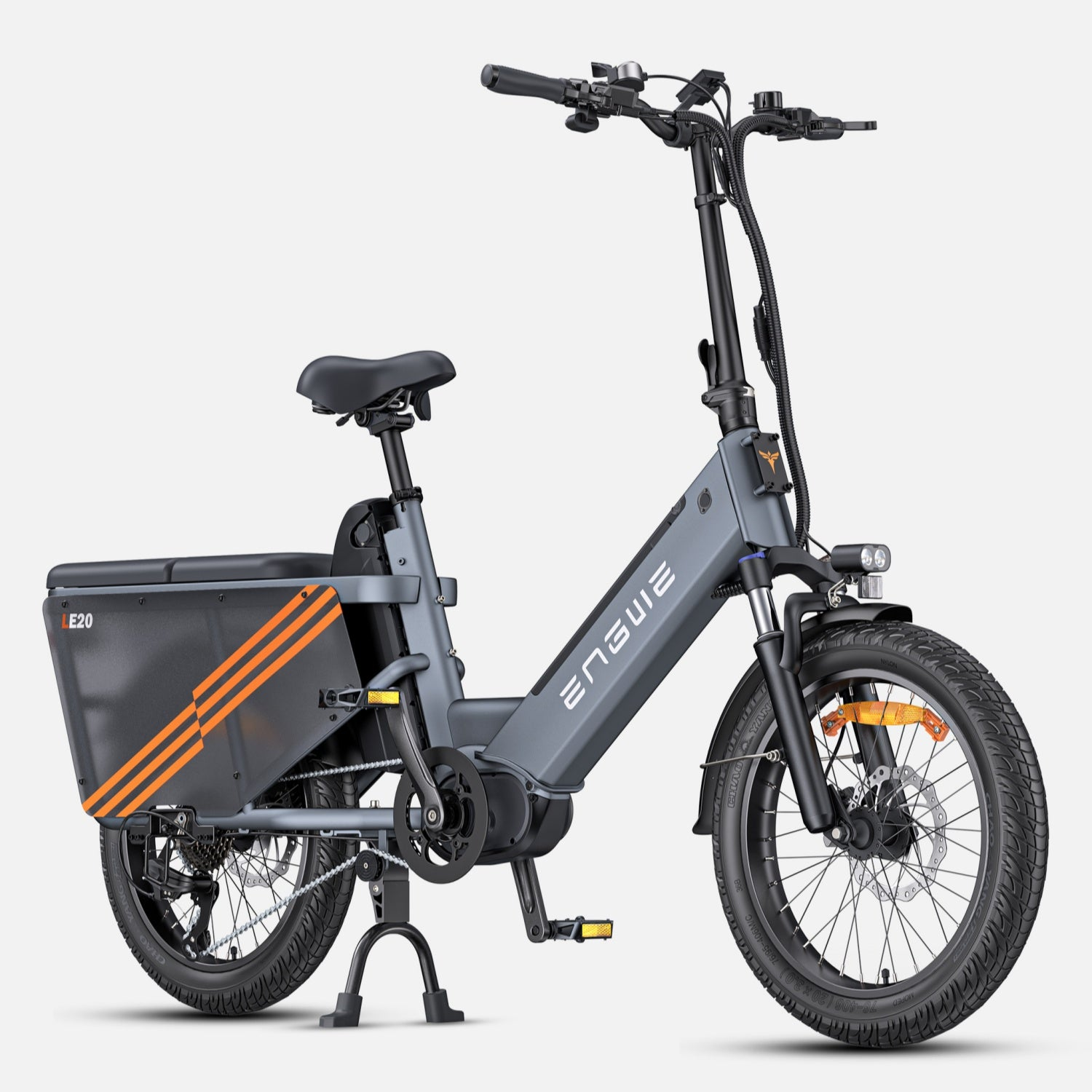 Bicicletta elettrica grigia con dettagli neri e strisce arancioni. Ha un vano portaoggetti ed è su sfondo bianco.