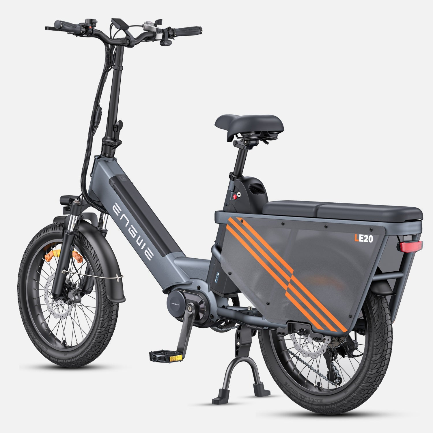 Una bici elettrica grigia con strisce arancioni sul retro. Ha un sedile, pedali e un'area di carico posteriore.