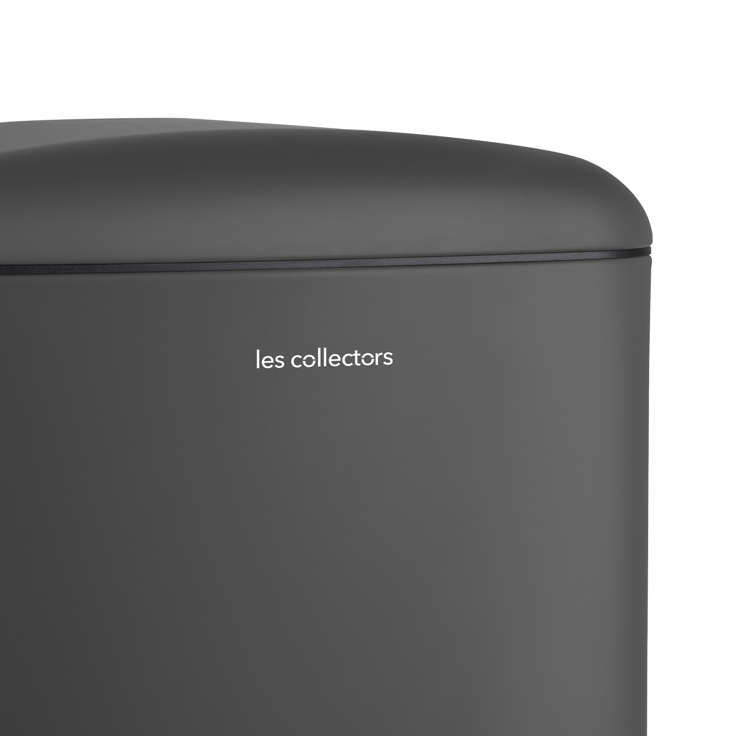Nahaufnahme eines dunkelgrauen Mülleimers mit dem Text 'les collectors' in Weiß.