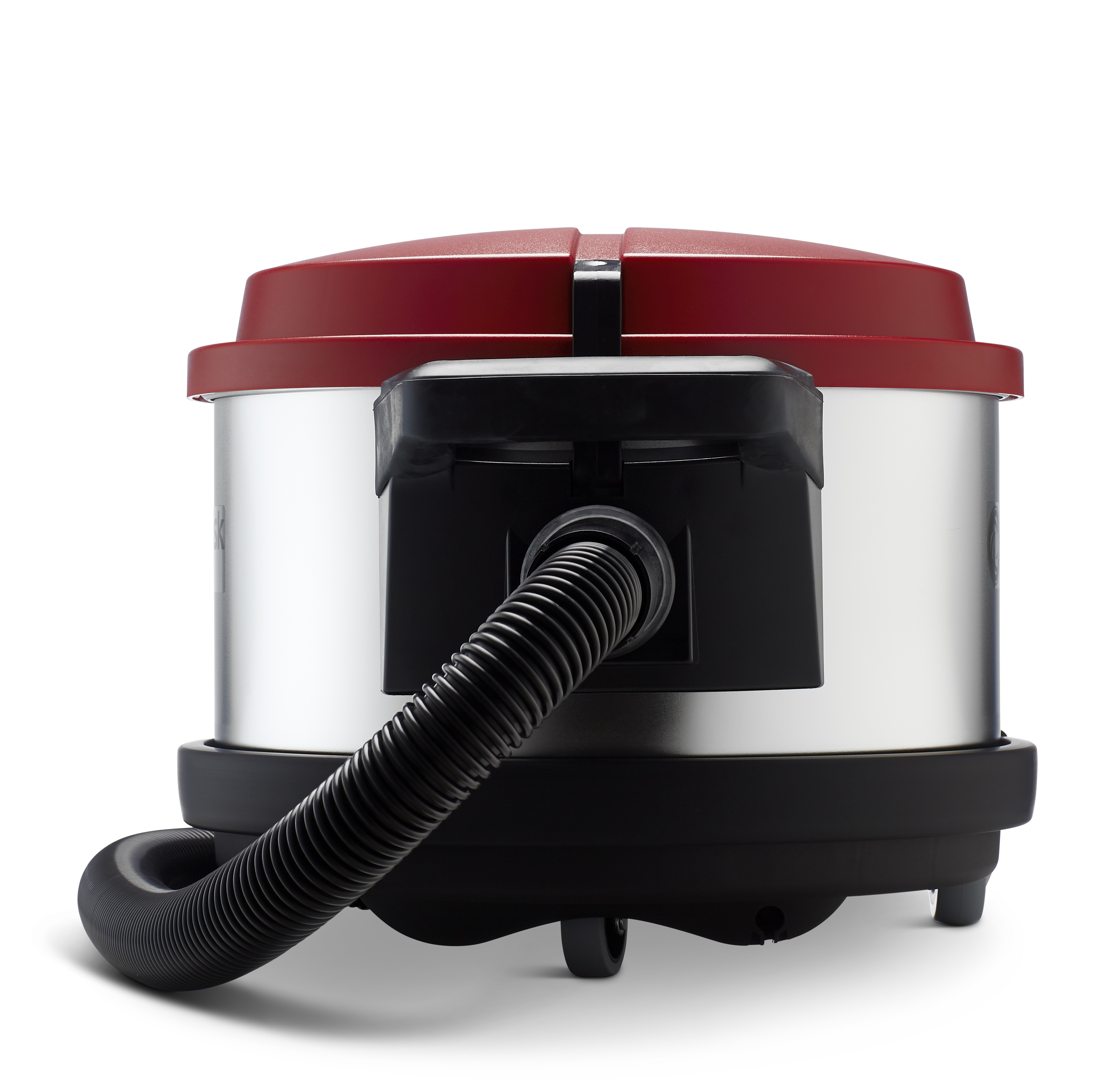 Czerwony i srebrny odkurzacz. Wąż jest czarny. Dół jest czarny.