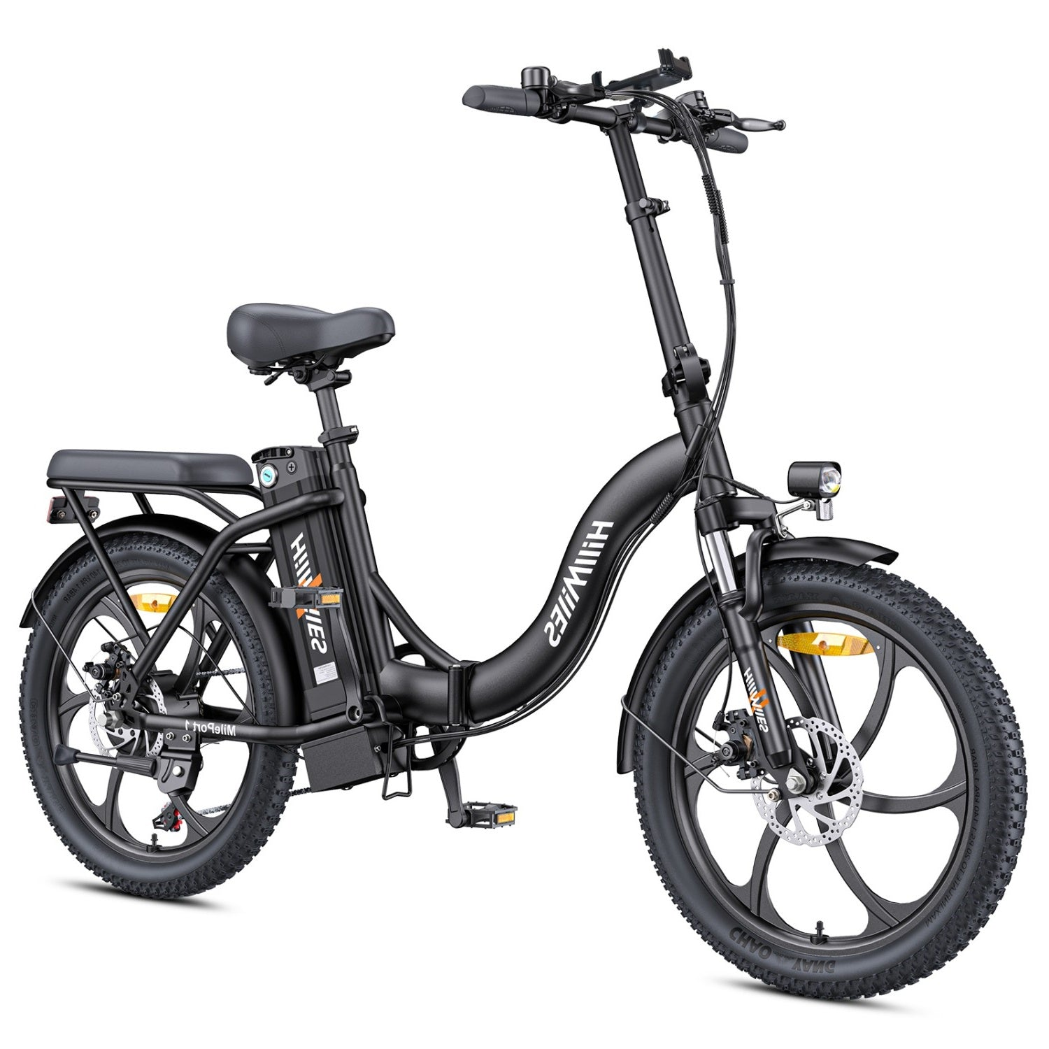 Bicicletta elettrica nera isolata su sfondo bianco. Ha pneumatici larghi.
