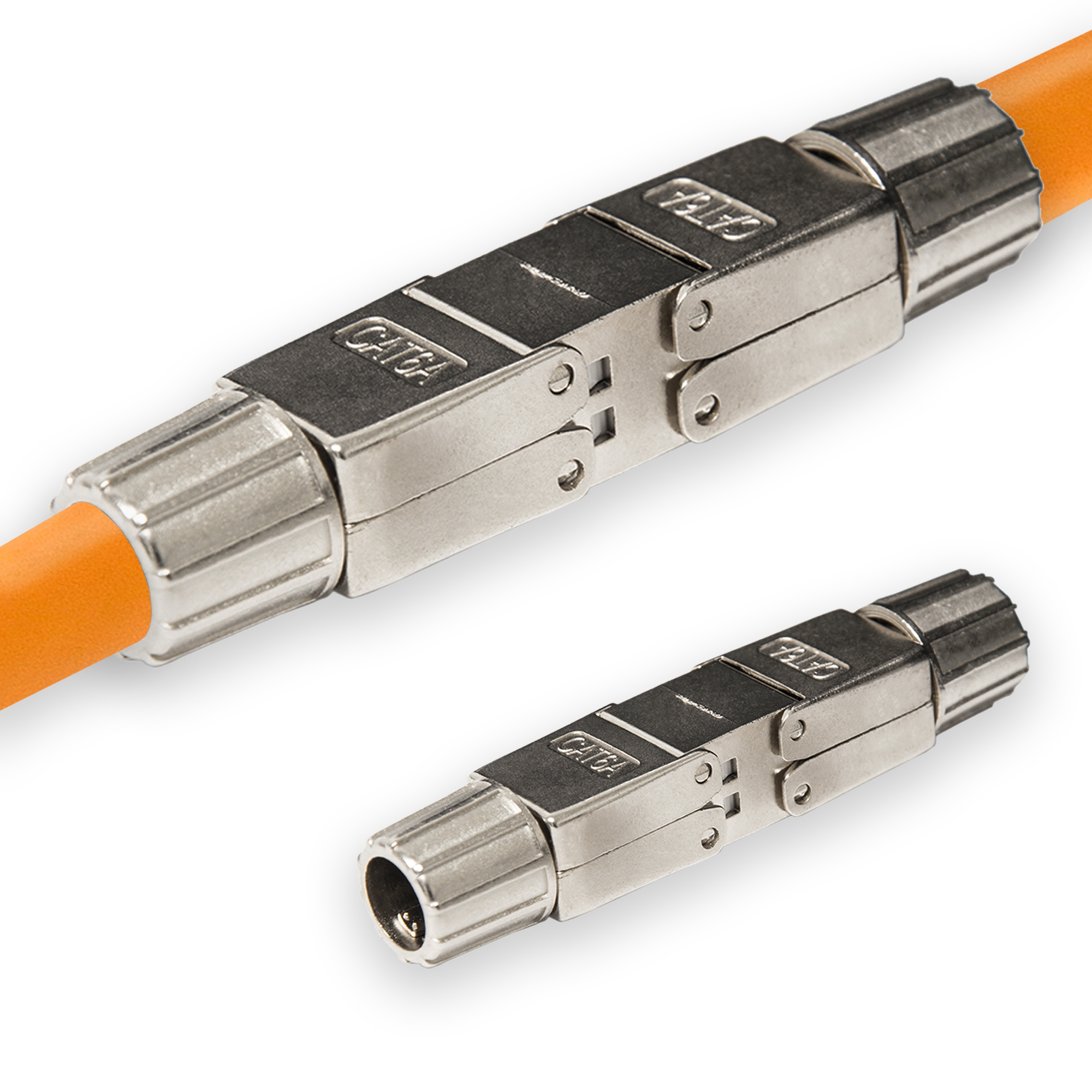 Zwei silberne CAT6-Steckverbinder mit einem orangefarbenen Kabel. Weißer Hintergrund.