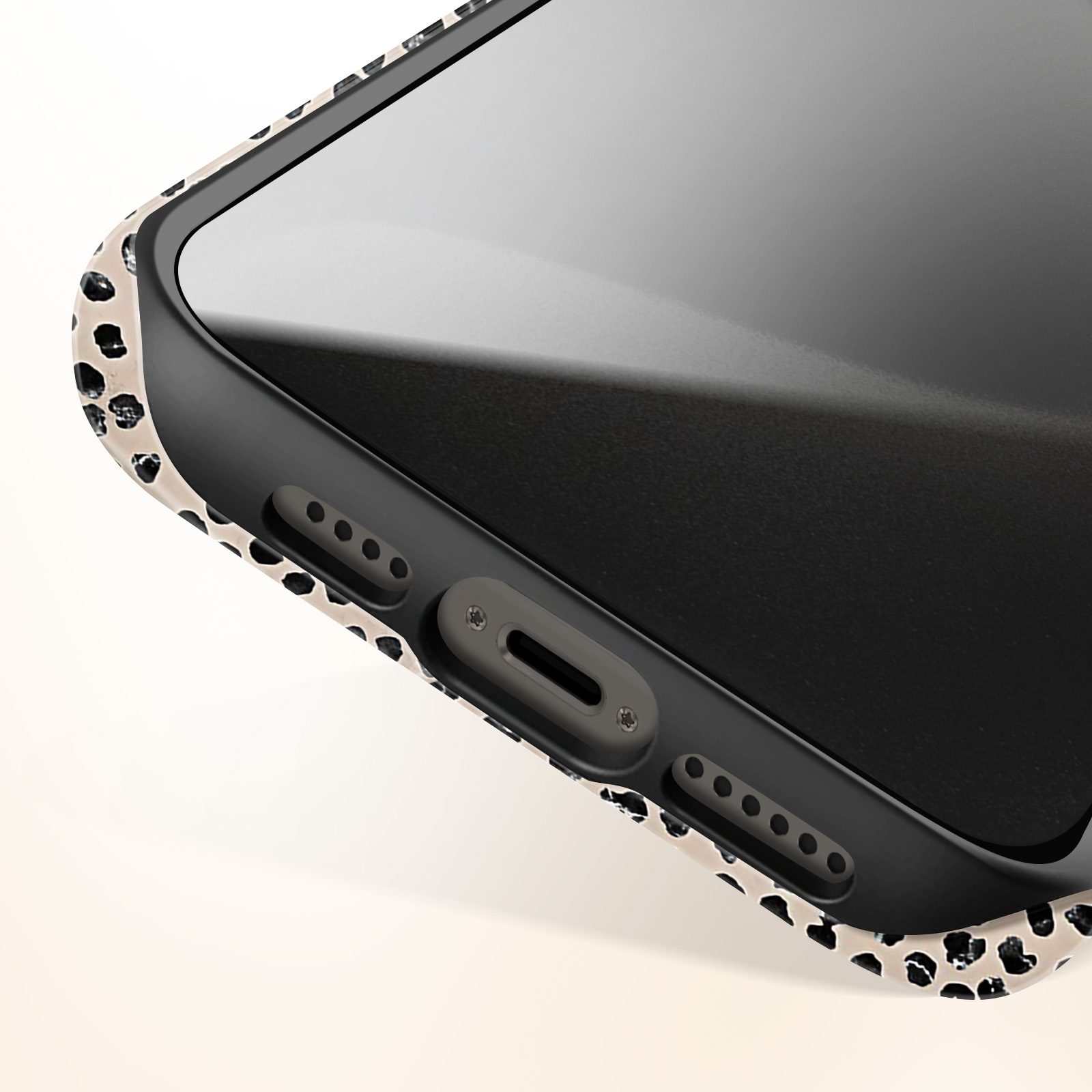 Close-up van telefoon met zwart frame en een hoesje met luipaardprint.