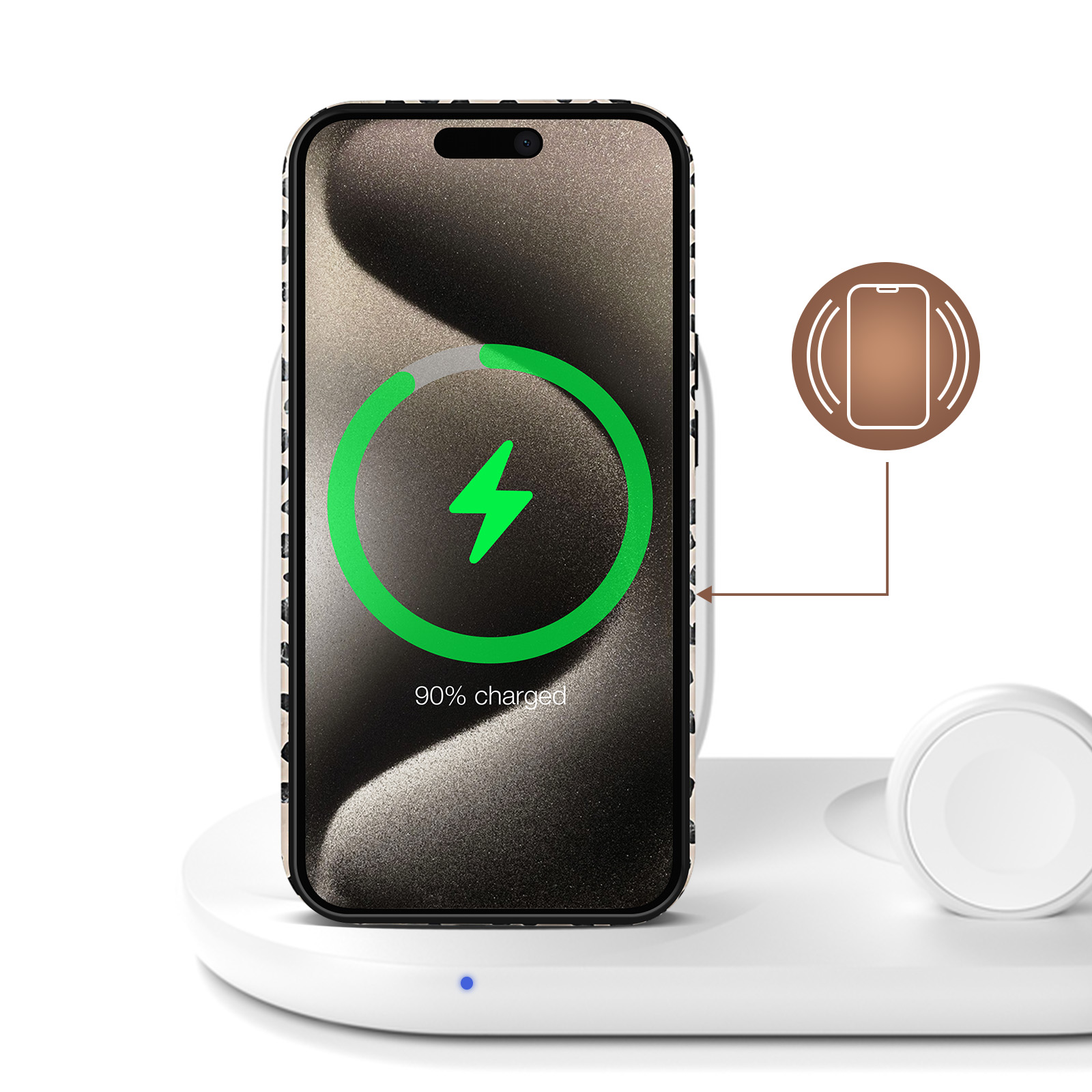 Telefoon draadloos opladen op een wit oplaadpad, 90% opgeladen.