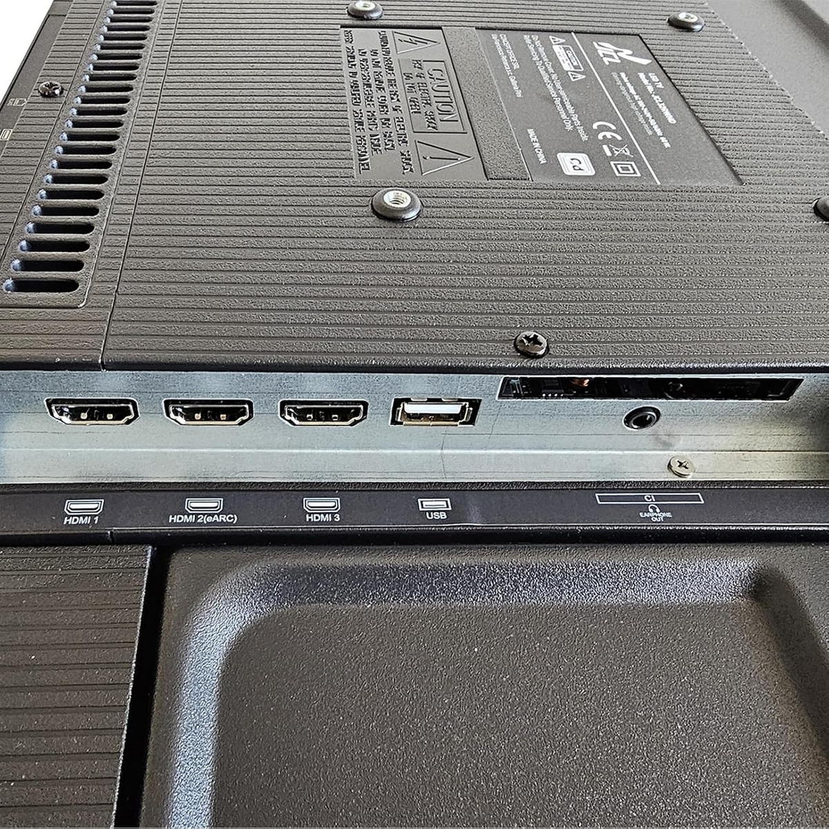 La parte posteriore di un televisore JCL con porte HDMI e USB.