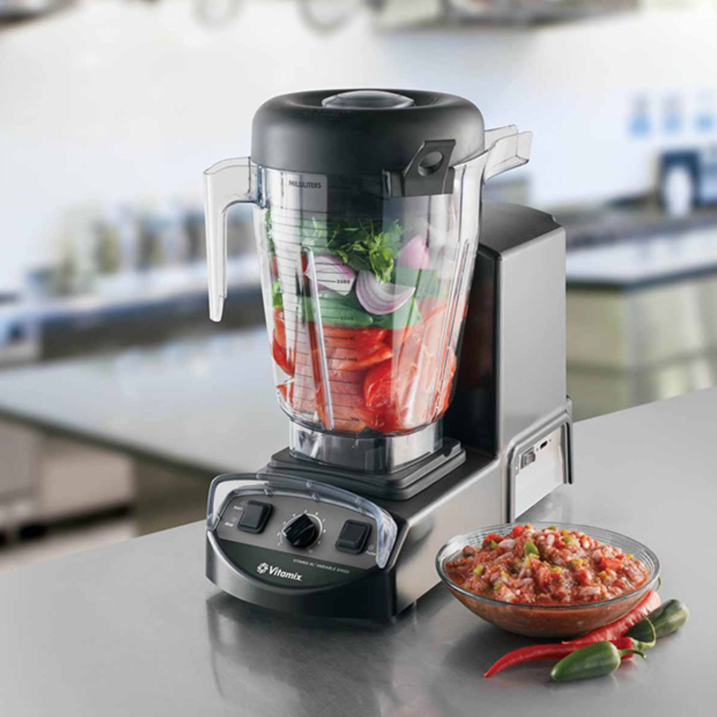 Un frullatore con ingredienti e salsa.