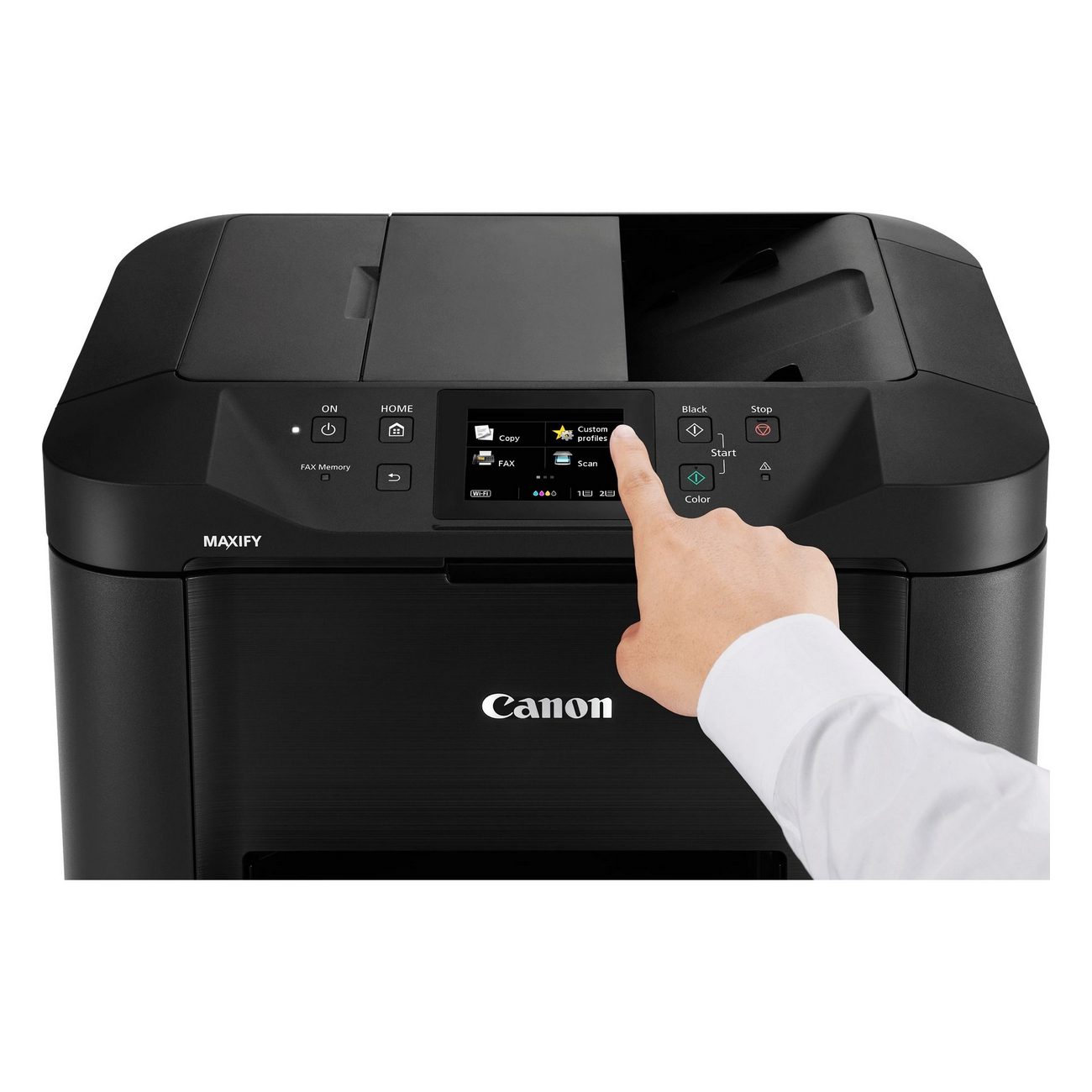 Mano che tocca lo schermo di una stampante Canon MAXIFY nera.