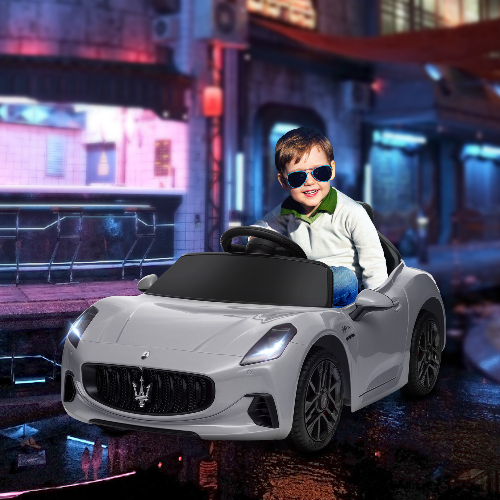 Ragazzo in auto giocattolo, guida. Sfondo urbano.