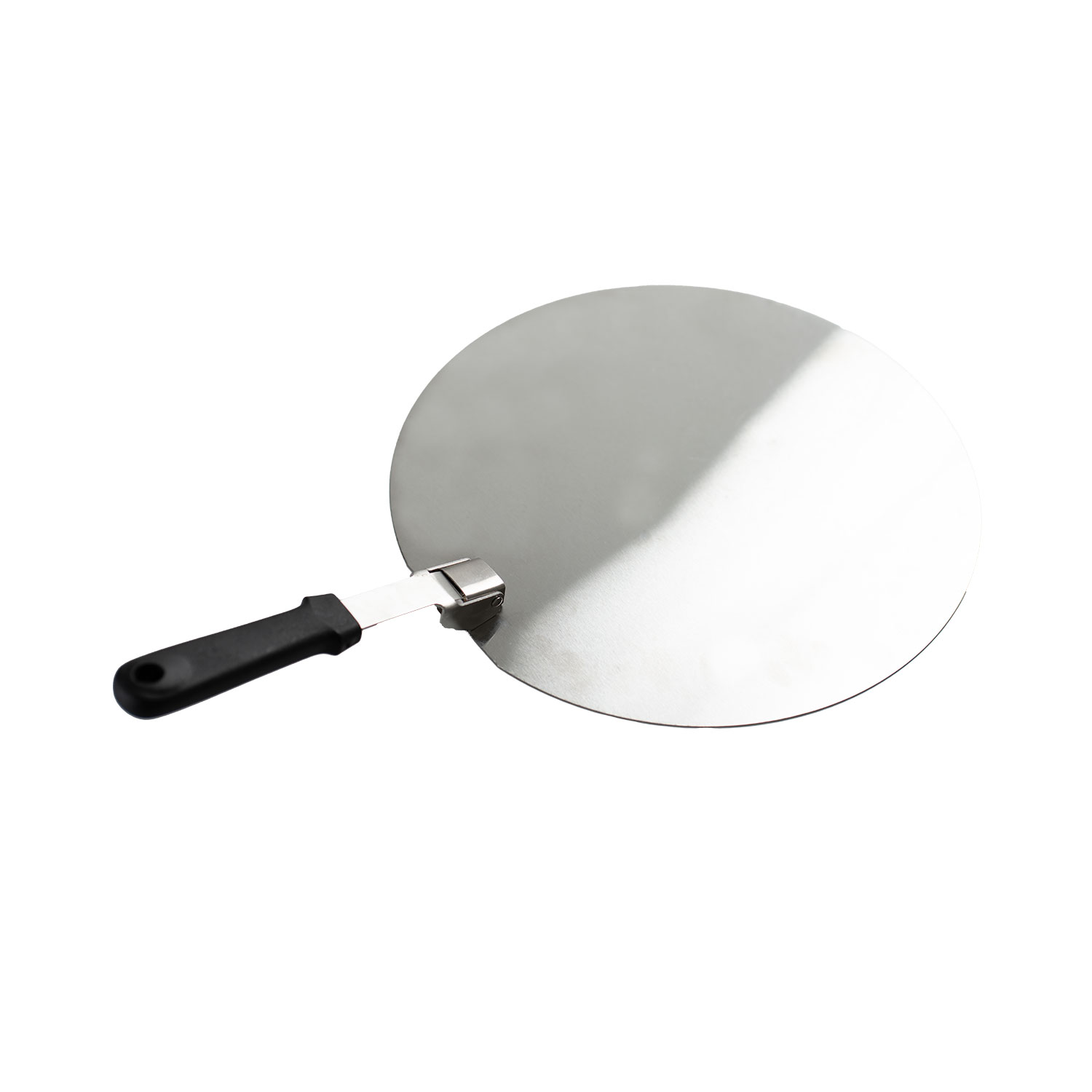 Pala per pizza rotonda in acciaio inox con manico nero, isolata su bianco.