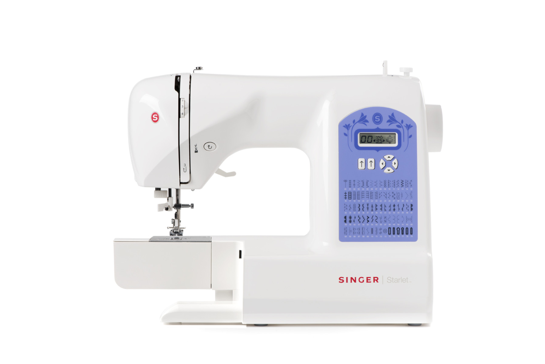 Biała maszyna do szycia Singer Starlet z niebieskim wyświetlaczem. Białe tło.