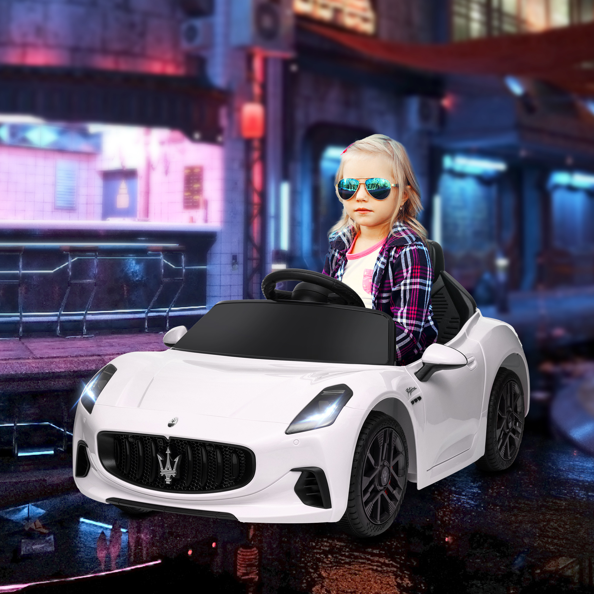 Una bambina con occhiali da sole guida un'auto giocattolo bianca su una strada bagnata di notte.