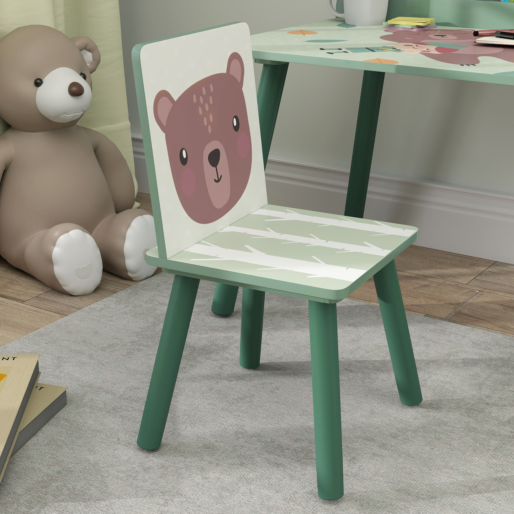 Una sedia per bambini con faccia di orso, gambe verdi e un tavolo abbinato sullo sfondo.
