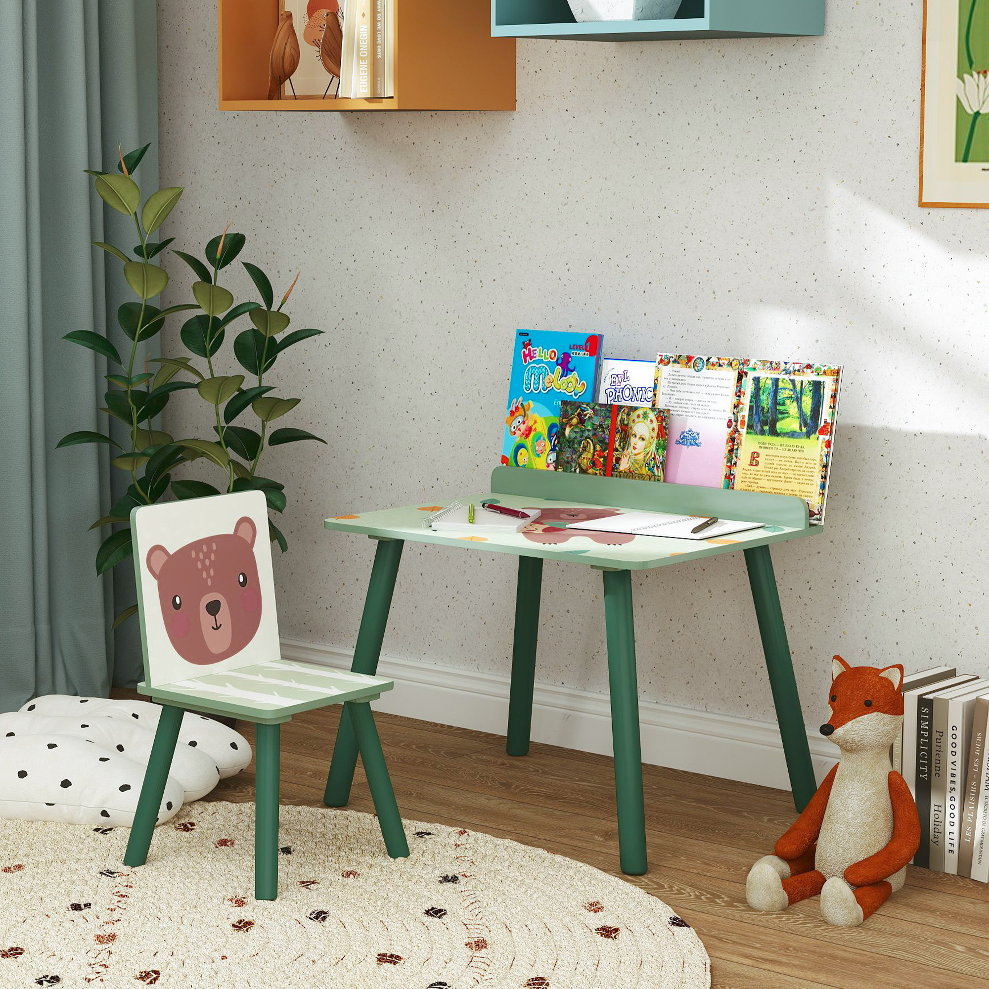 Scrivania e sedia per bambini con design orso, libri, giocattolo volpe su tappeto.