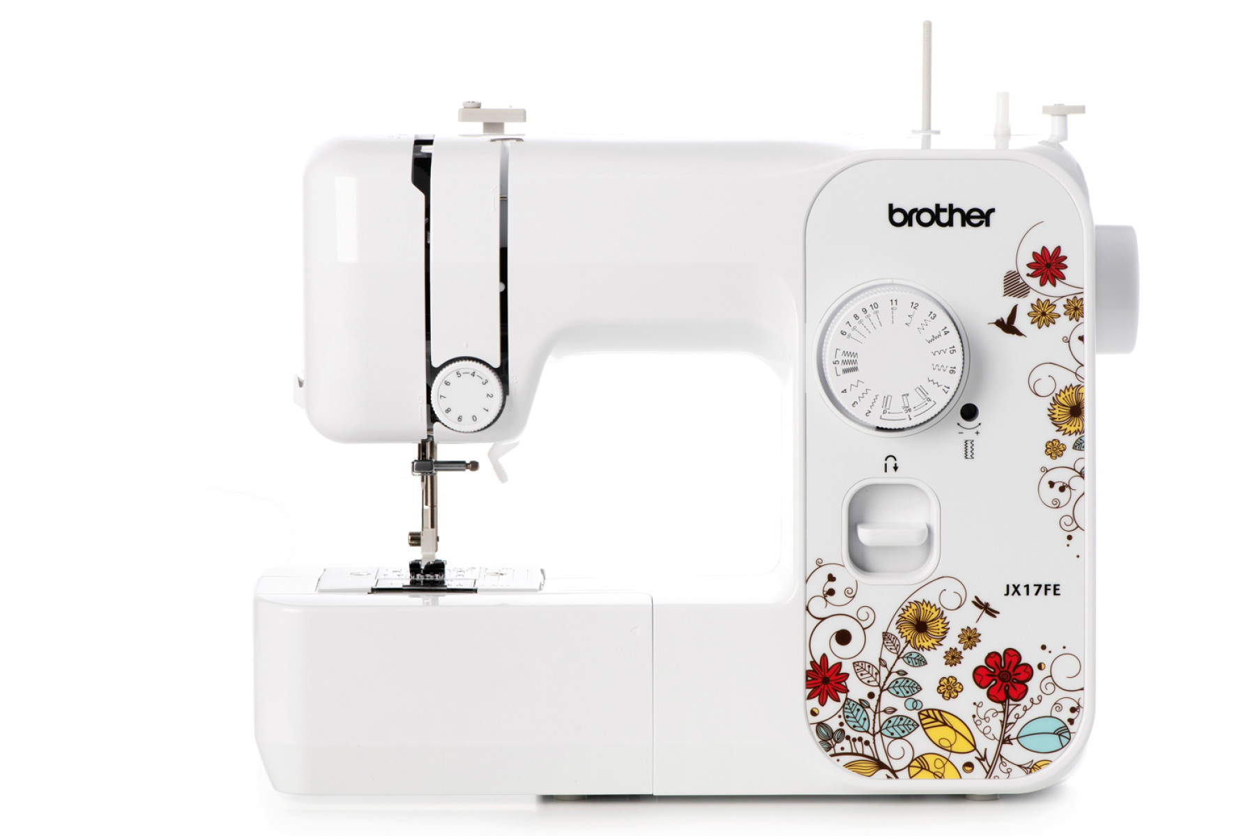 Una máquina de coser Brother blanca con diseños florales en la parte delantera, aislada sobre fondo blanco.