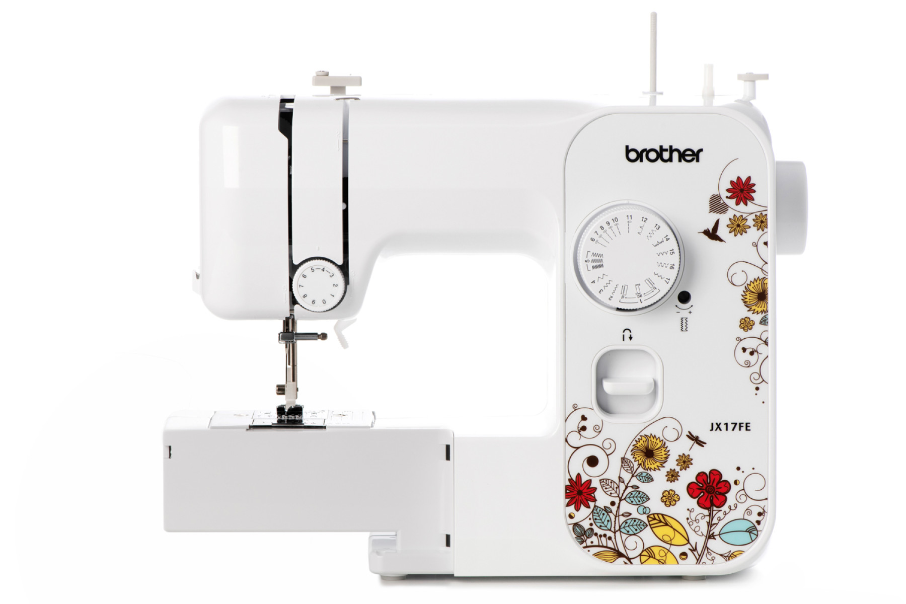 Una máquina de coser Brother blanca con decoraciones florales, aislada sobre fondo blanco.