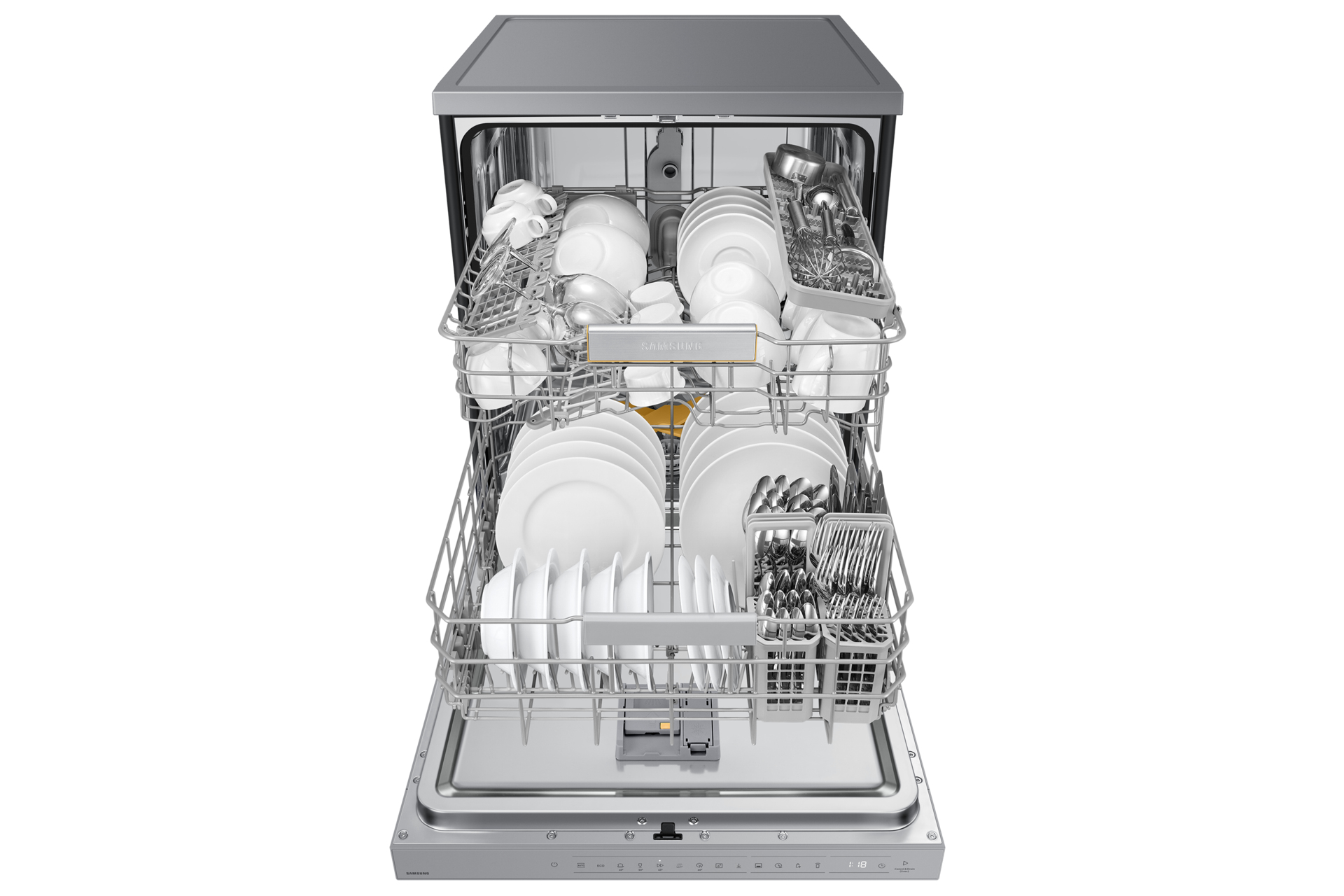 Wnętrze zmywarki z czystymi naczyniami, szklankami i sztućcami ułożonymi w koszach.