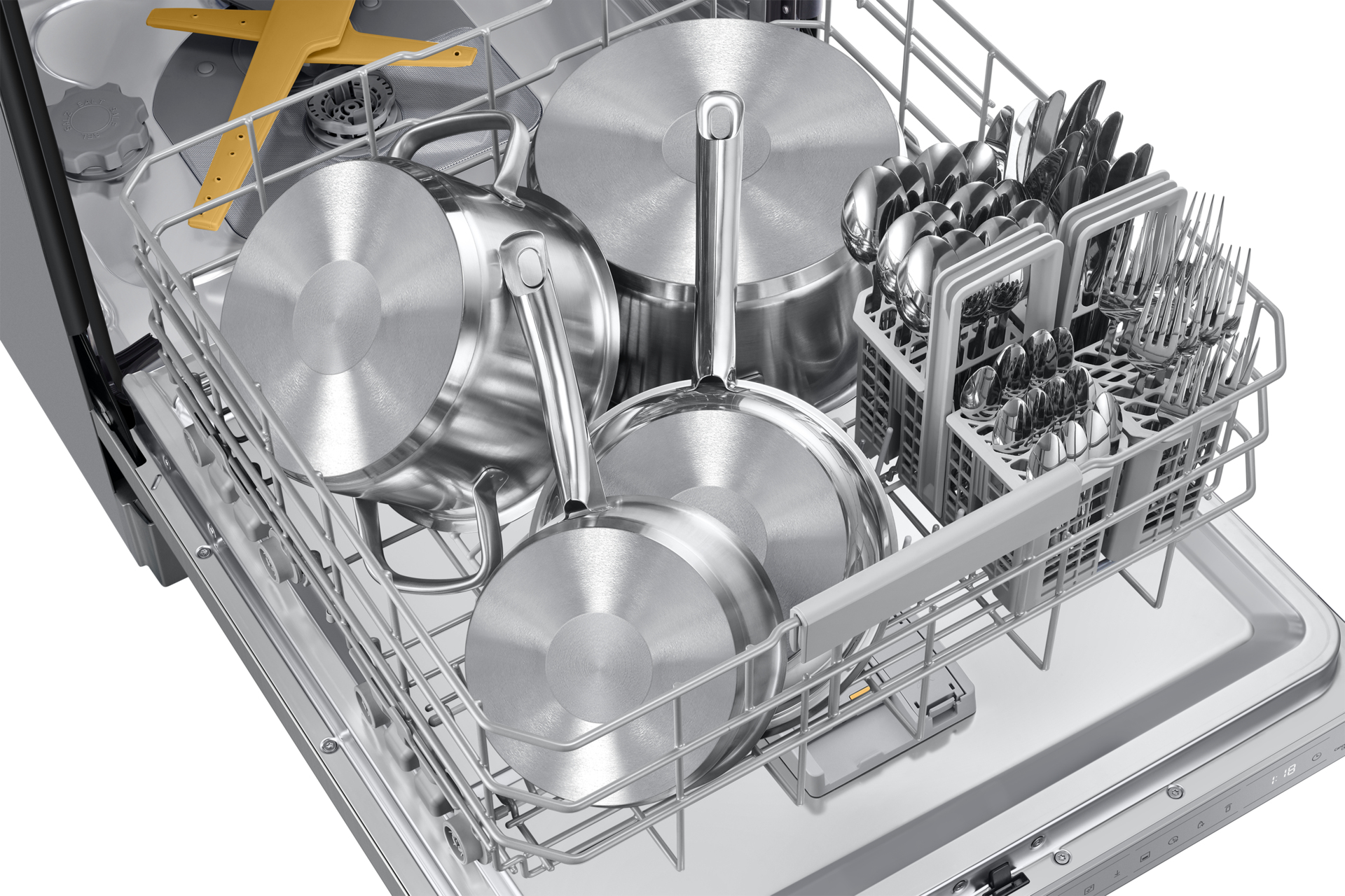 Wnętrze zmywarki ze stalowymi garnkami, patelniami i przyborami w koszach.