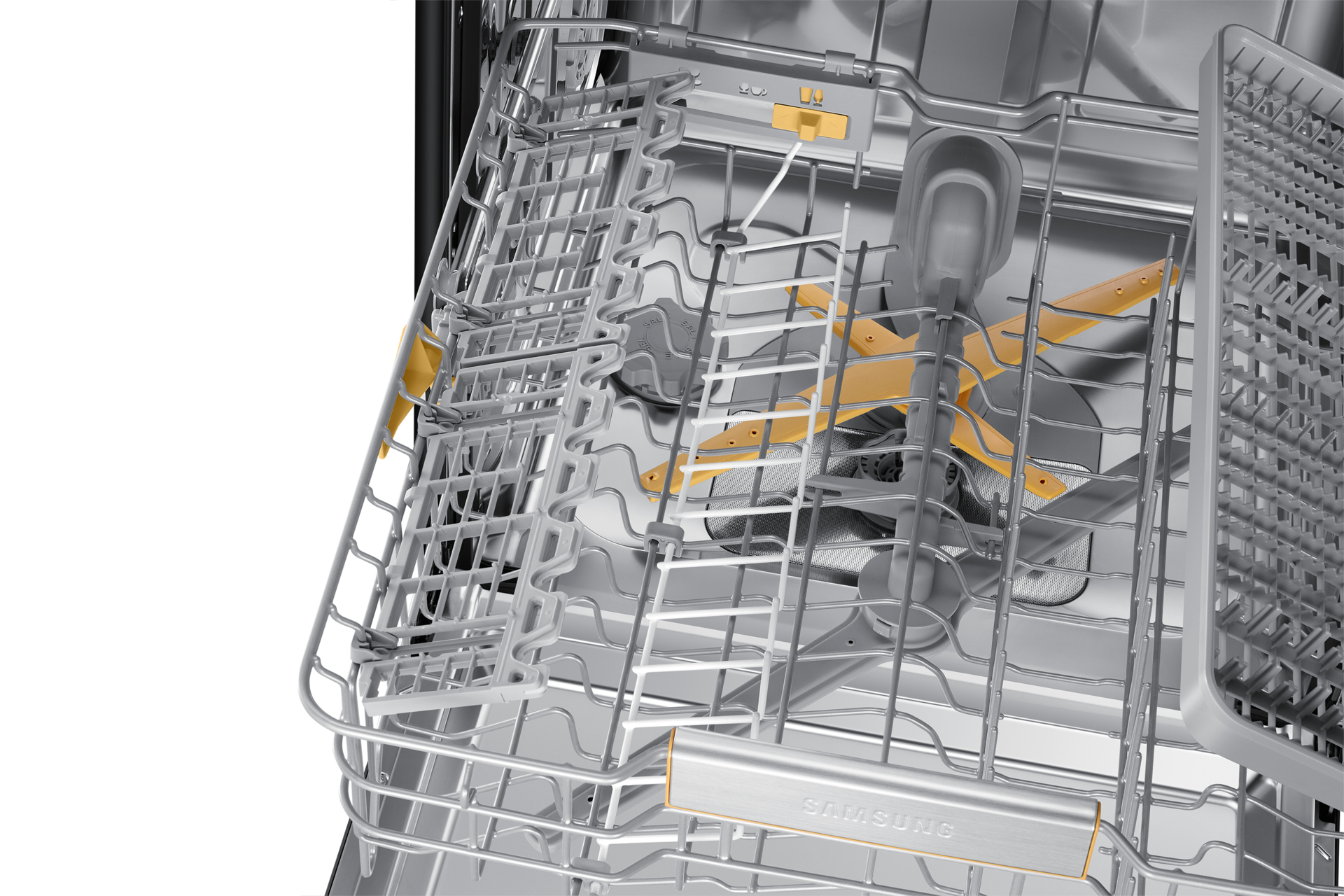 Zbliżenie wnętrza zmywarki. Srebrne półki, żółte ramiona natryskowe. Puste, gotowe do naczyń.