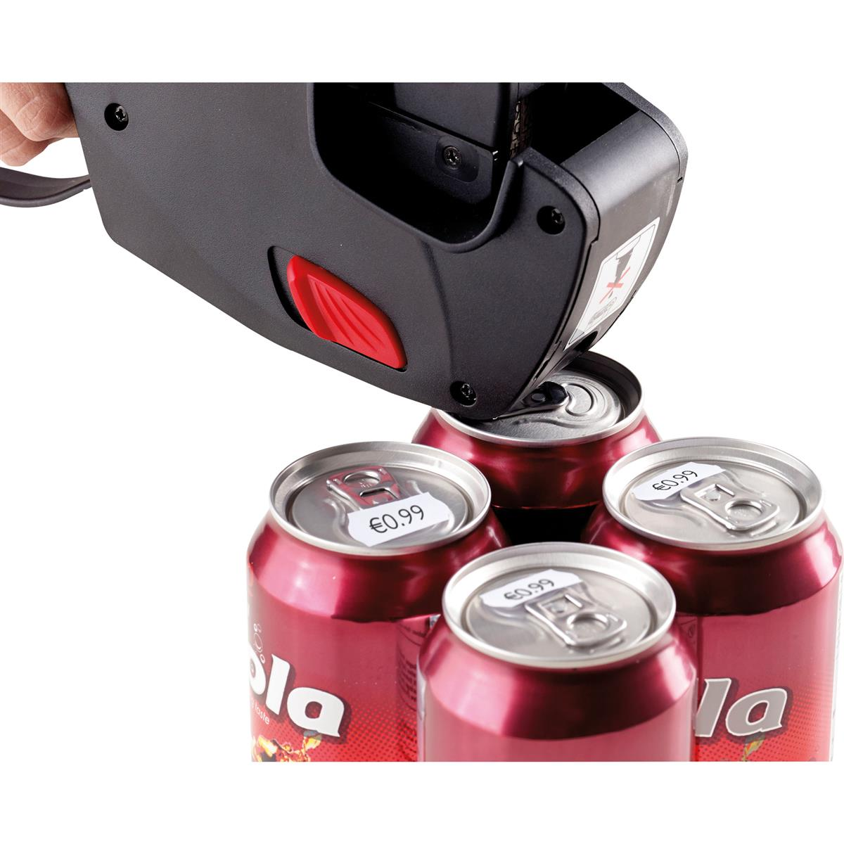 Ein Etikettendrucker bringt einen Preisaufkleber (€0,99) auf eine rote 'Cola'-Dose auf.