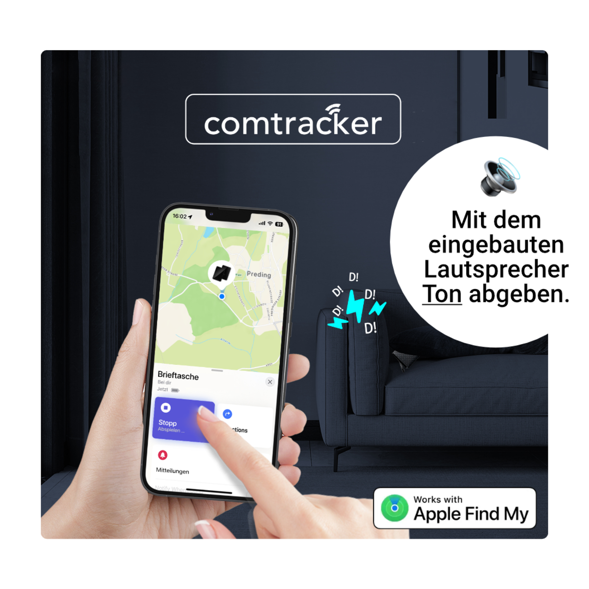 Hand, die Telefon mit Karte hält, Tracking-Gerät. Text: "comtracker". Bild zeigt ein Sofa.