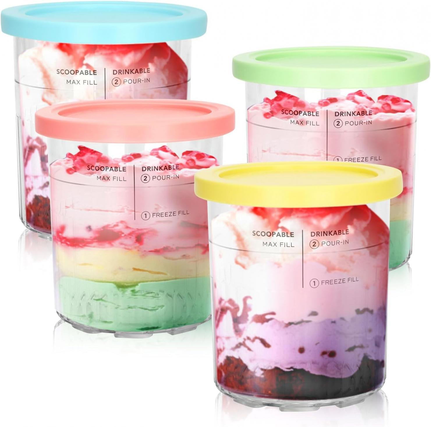 Quattro contenitori di plastica trasparente con coperchi. Ognuno ha strati di contenuto colorato.